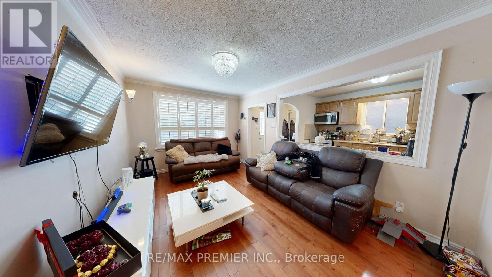 52 Montcalm Avenue, Toronto, Ontario  M6E 4N7 - Photo 4 - W13077014