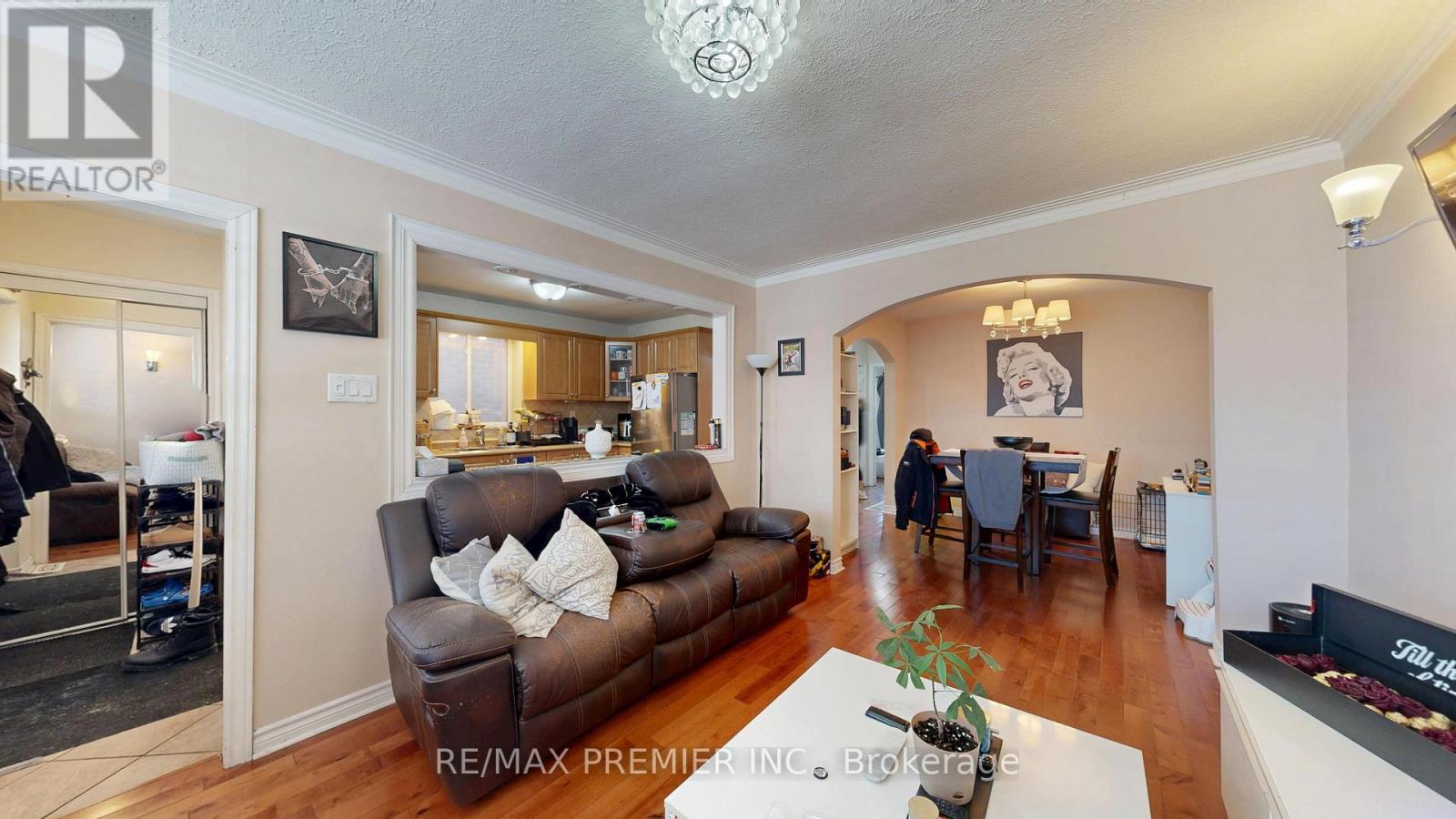 52 Montcalm Avenue, Toronto, Ontario  M6E 4N7 - Photo 7 - W13077014