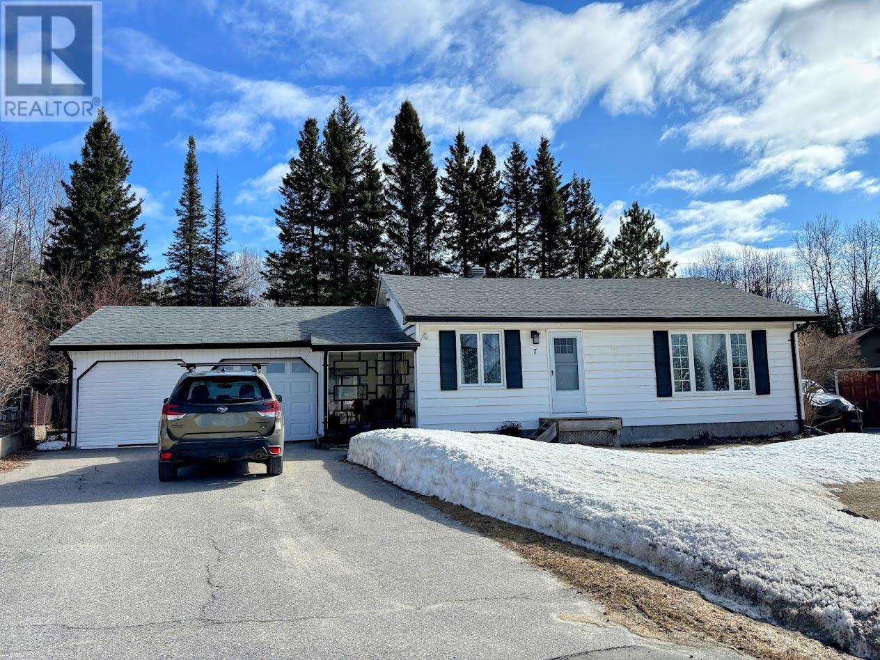 7 Swallow DR, Manitouwadge, Ontario