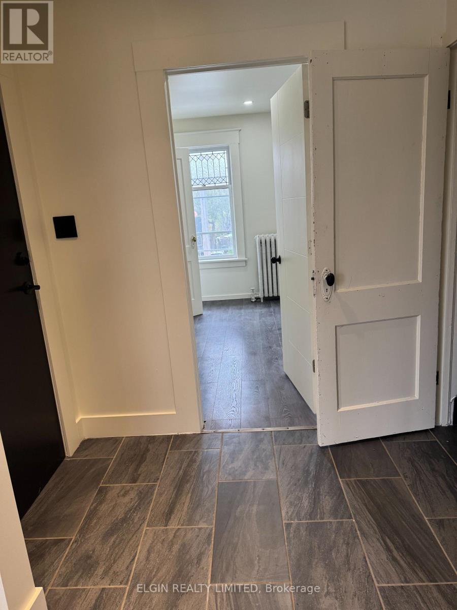 Upper - 11 Forest Avenue, St. Thomas, Ontario  N5R 2J1 - Photo 8 - X13077062