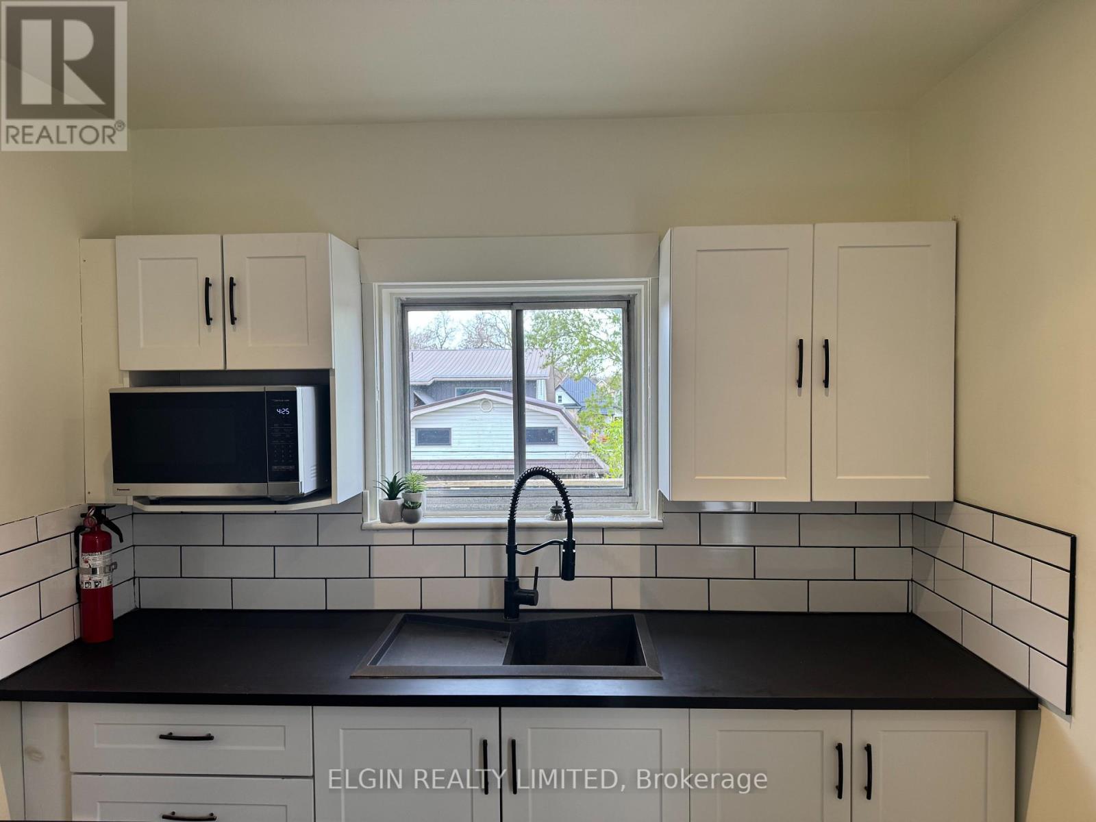 Upper - 11 Forest Avenue, St. Thomas, Ontario  N5R 2J1 - Photo 7 - X13077062