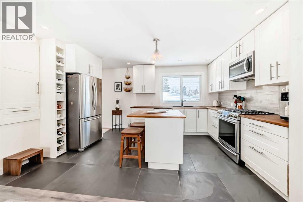 3304 46 Street SW, Calgary, Alberta  T3E 3W8 - Photo 4 - A2301425