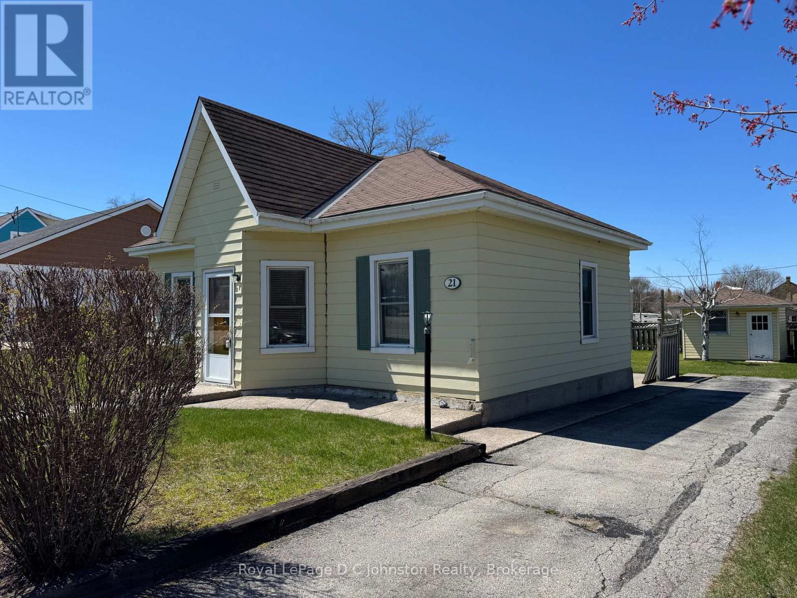 21 Victoria Street S, Saugeen Shores, Ontario  N0H 2L0 - Photo 2 - X13077162