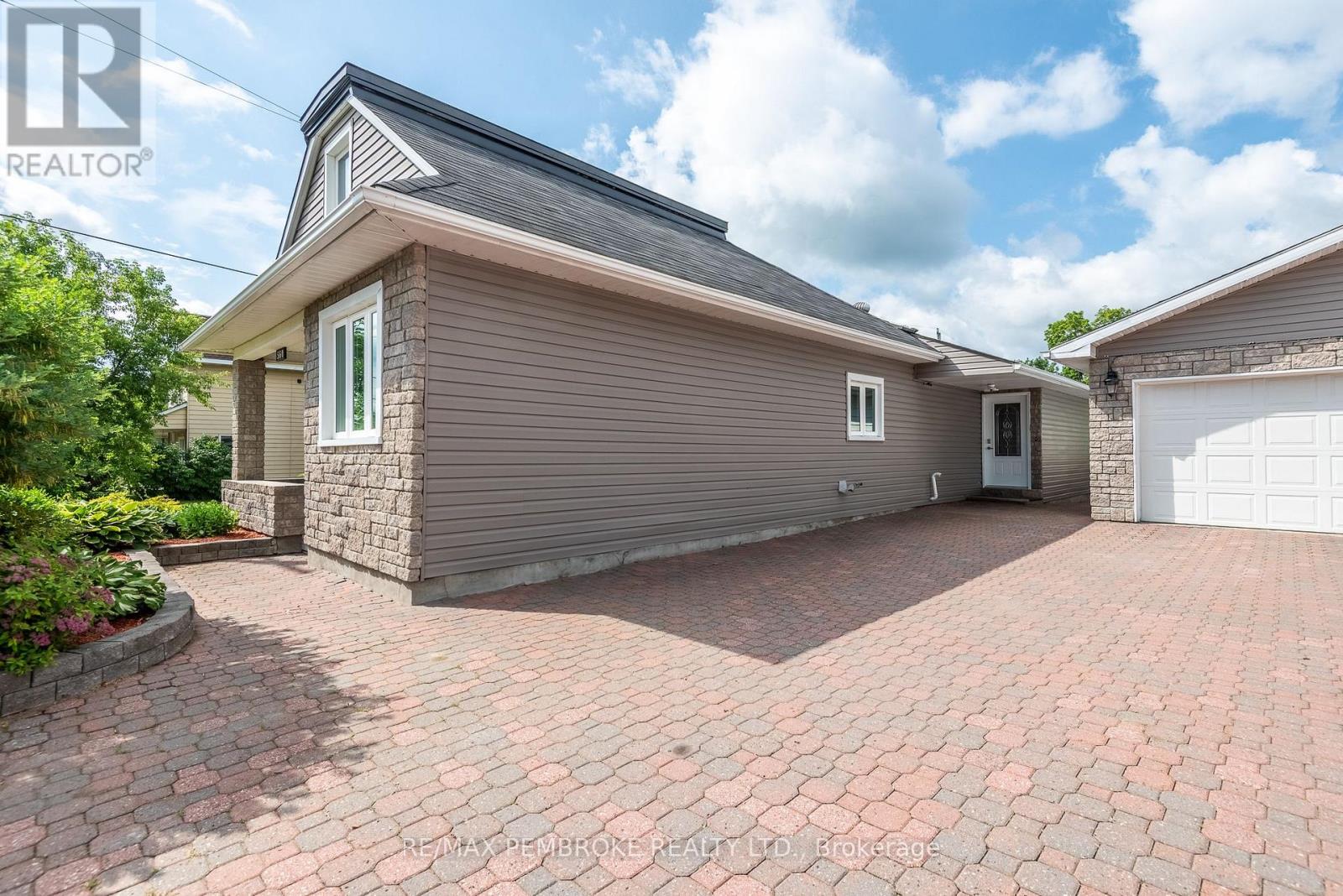 560 Boundary Road E, Laurentian Valley, Ontario  K8A 6M3 - Photo 4 - X13077108
