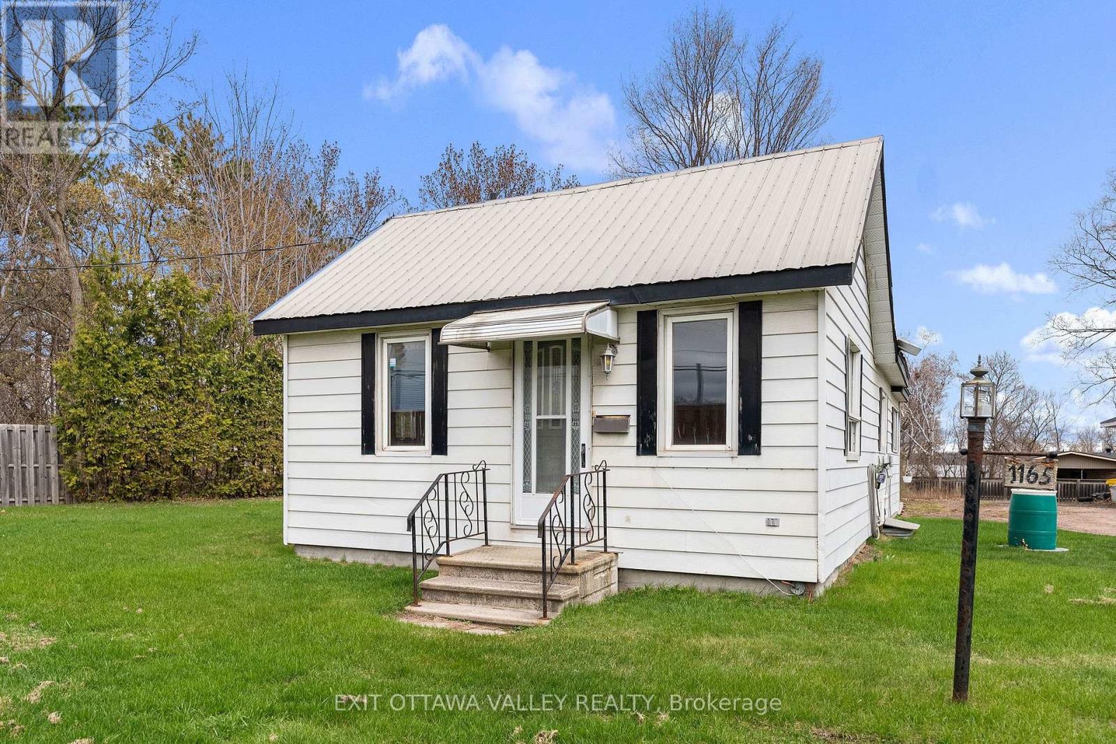 1165 Pembroke Street E, Laurentian Valley, Ontario  K8A 7R4 - Photo 2 - X13077328