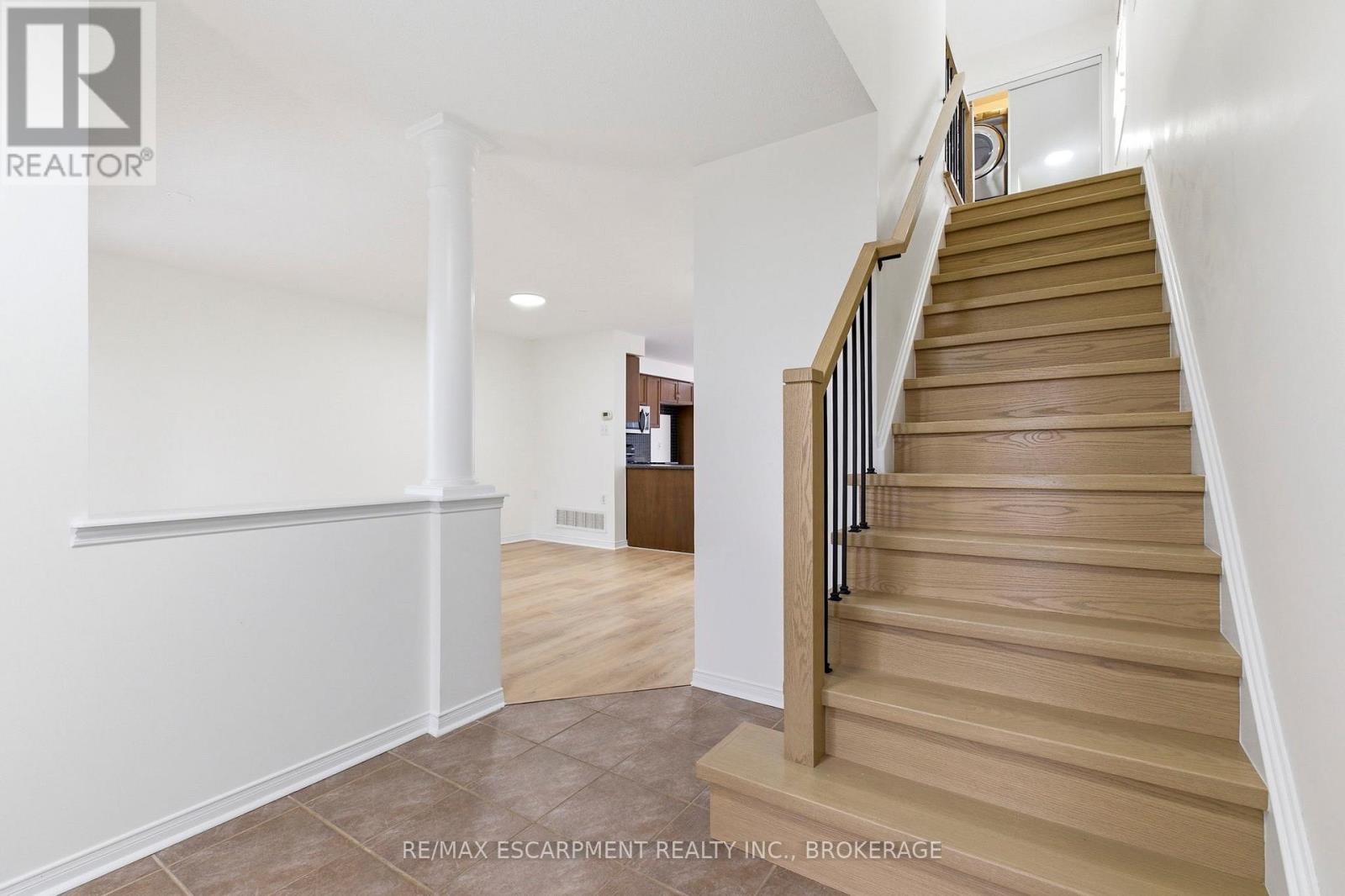 481 Jim Barber Court, Newmarket, Ontario  L3Y 9E6 - Photo 5 - N13077322