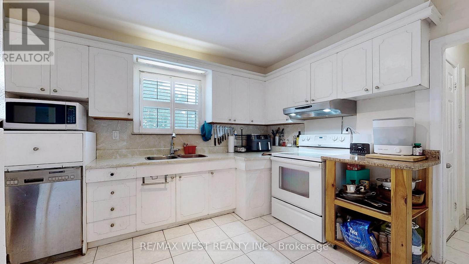Main Floor - 139 Ranee Avenue, Toronto, Ontario  M6A 1N3 - Photo 13 - C13077222