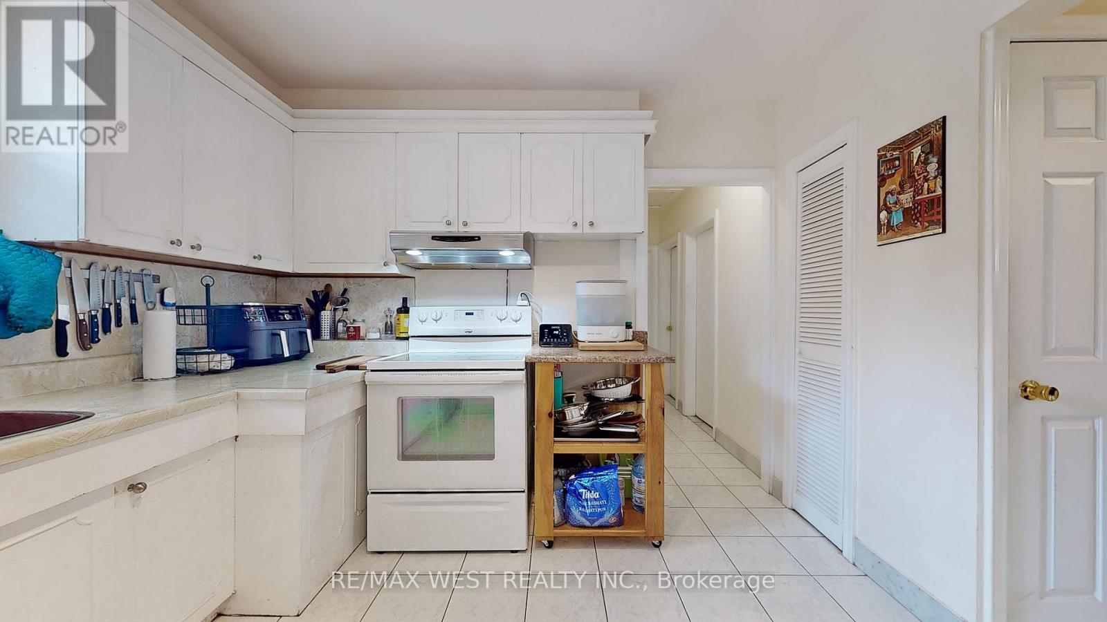 Main Floor - 139 Ranee Avenue, Toronto, Ontario  M6A 1N3 - Photo 15 - C13077222