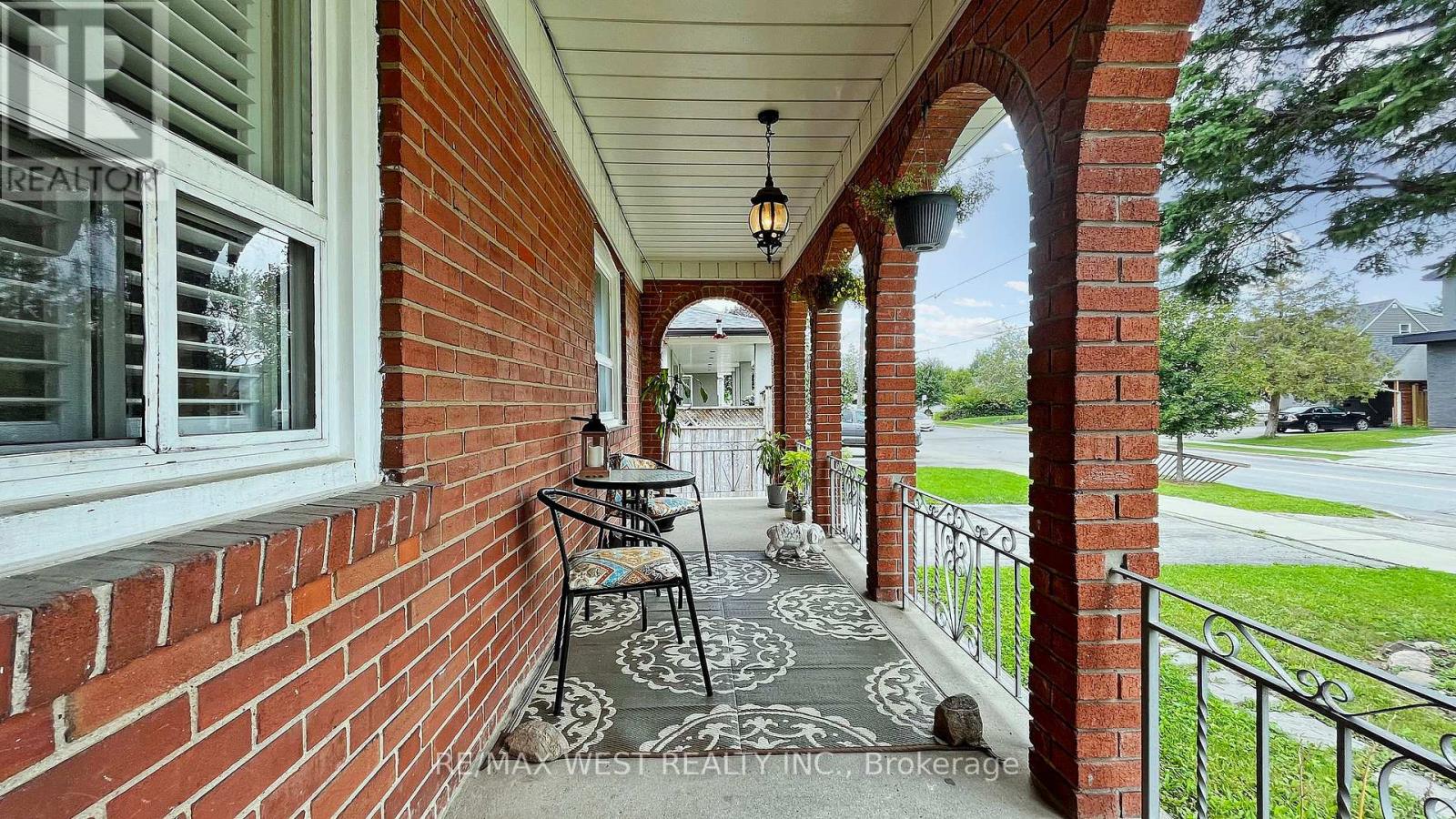 Main Floor - 139 Ranee Avenue, Toronto, Ontario  M6A 1N3 - Photo 3 - C13077222