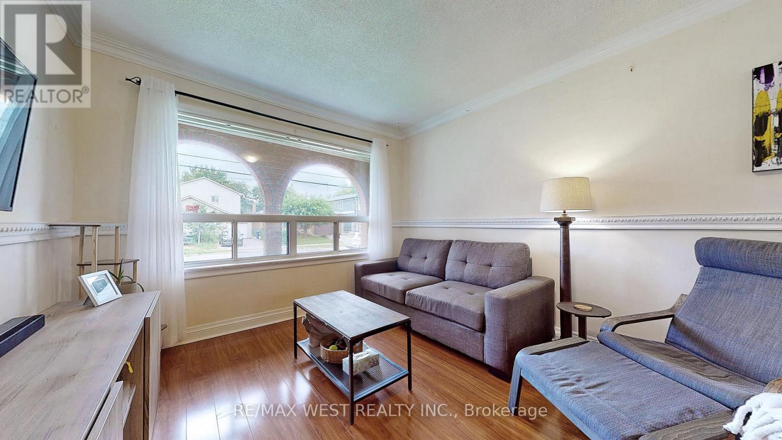 Main Floor - 139 Ranee Avenue, Toronto, Ontario  M6A 1N3 - Photo 7 - C13077222