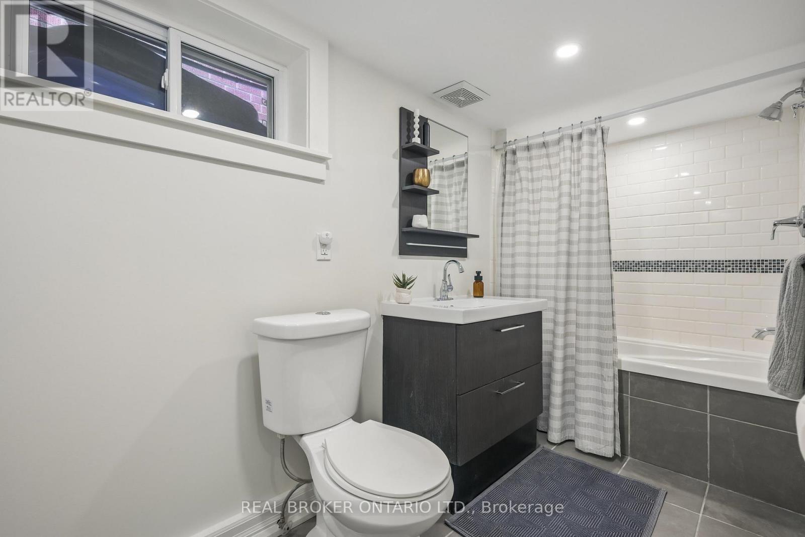 39 Bowmore Road, Toronto, Ontario  M4L 3H8 - Photo 36 - E13077150