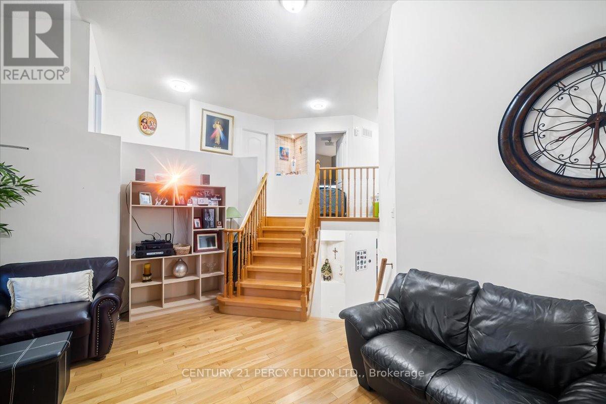 8 Boulderbrook Drive, Toronto, Ontario  M1X 2B9 - Photo 6 - E13077498