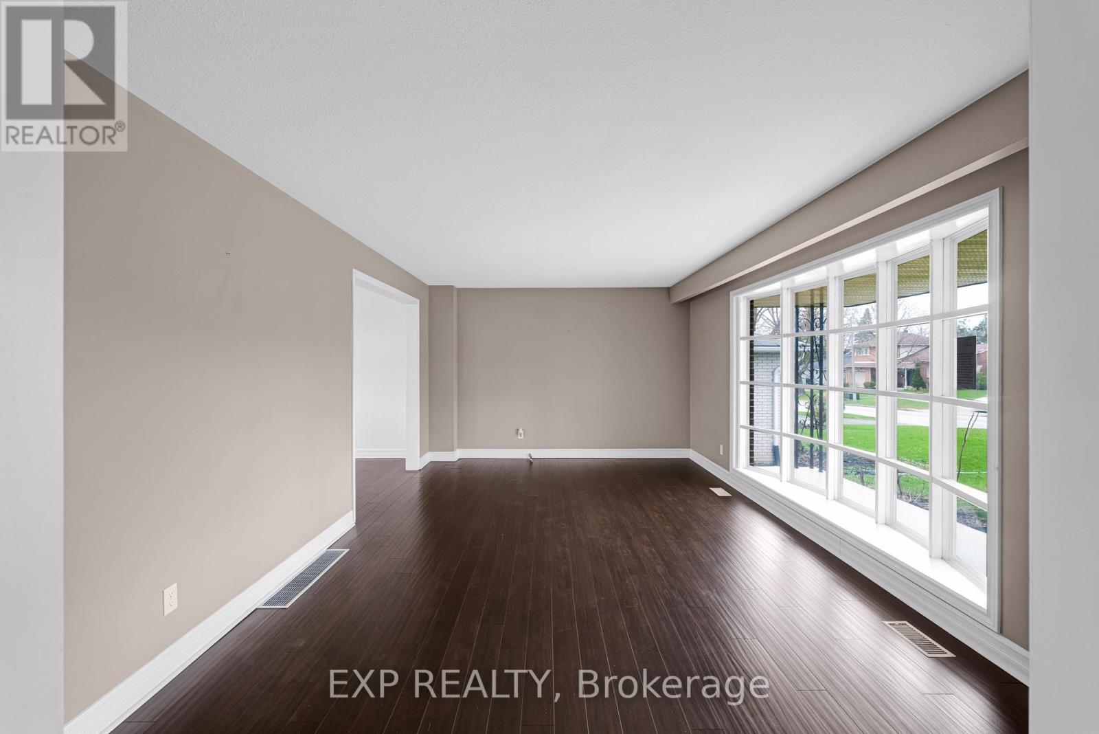 11 Bellevue Crescent, Barrie, Ontario  L4M 2S9 - Photo 5 - S13077188