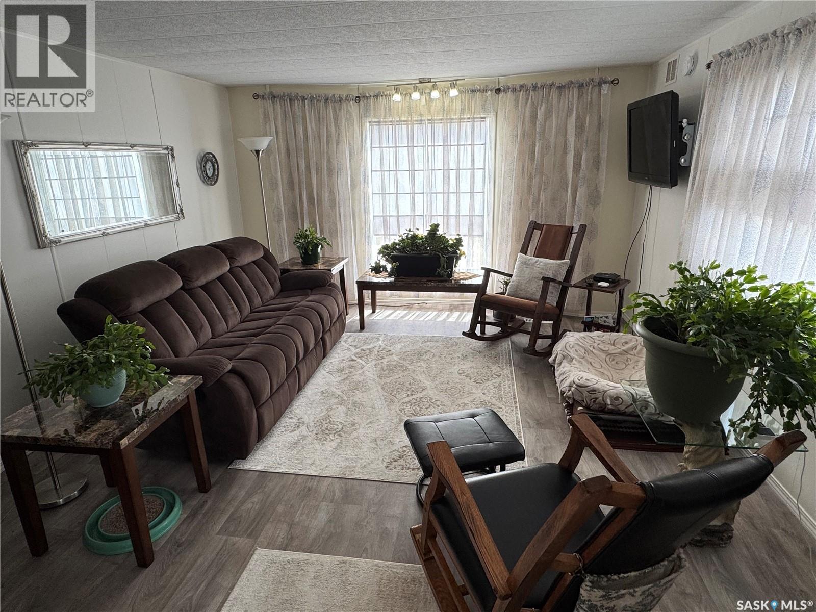 357 10th Avenue Se, Weyburn, Saskatchewan  S4H 3L8 - Photo 4 - SK034716
