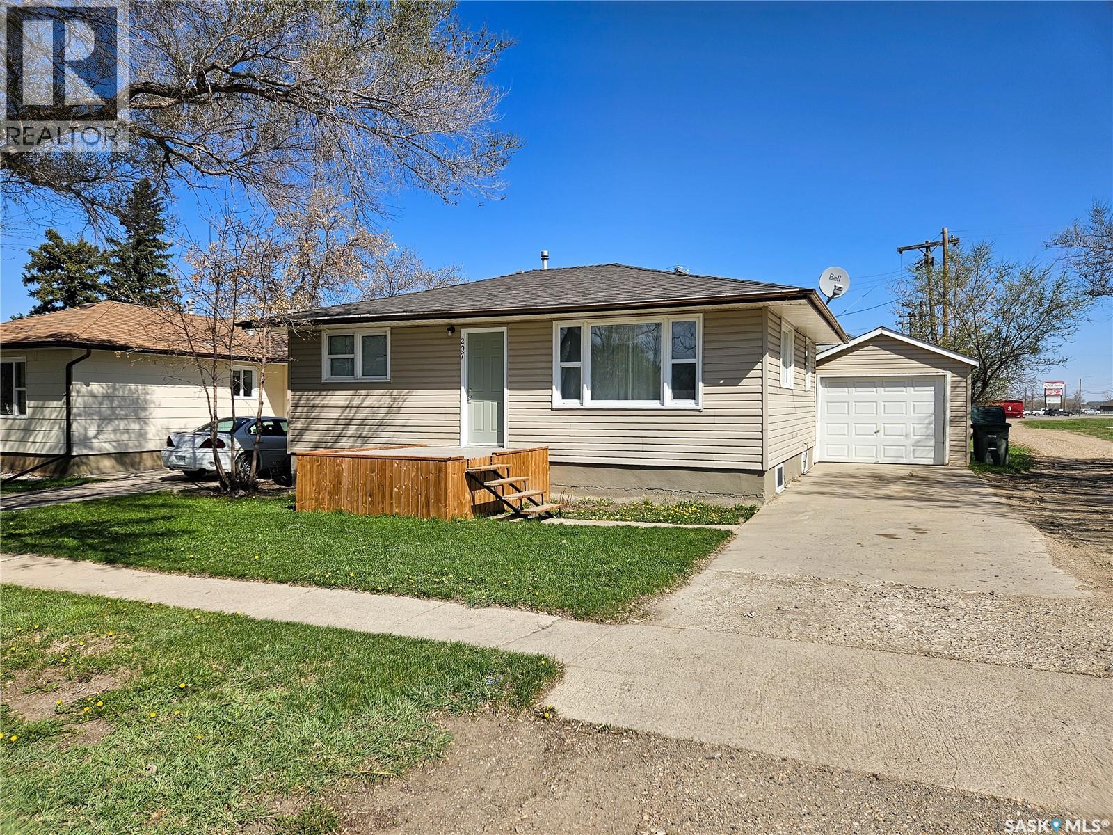 207 7th Avenue W, Rosetown, Saskatchewan  S0L 2V0 - Photo 1 - SK034700