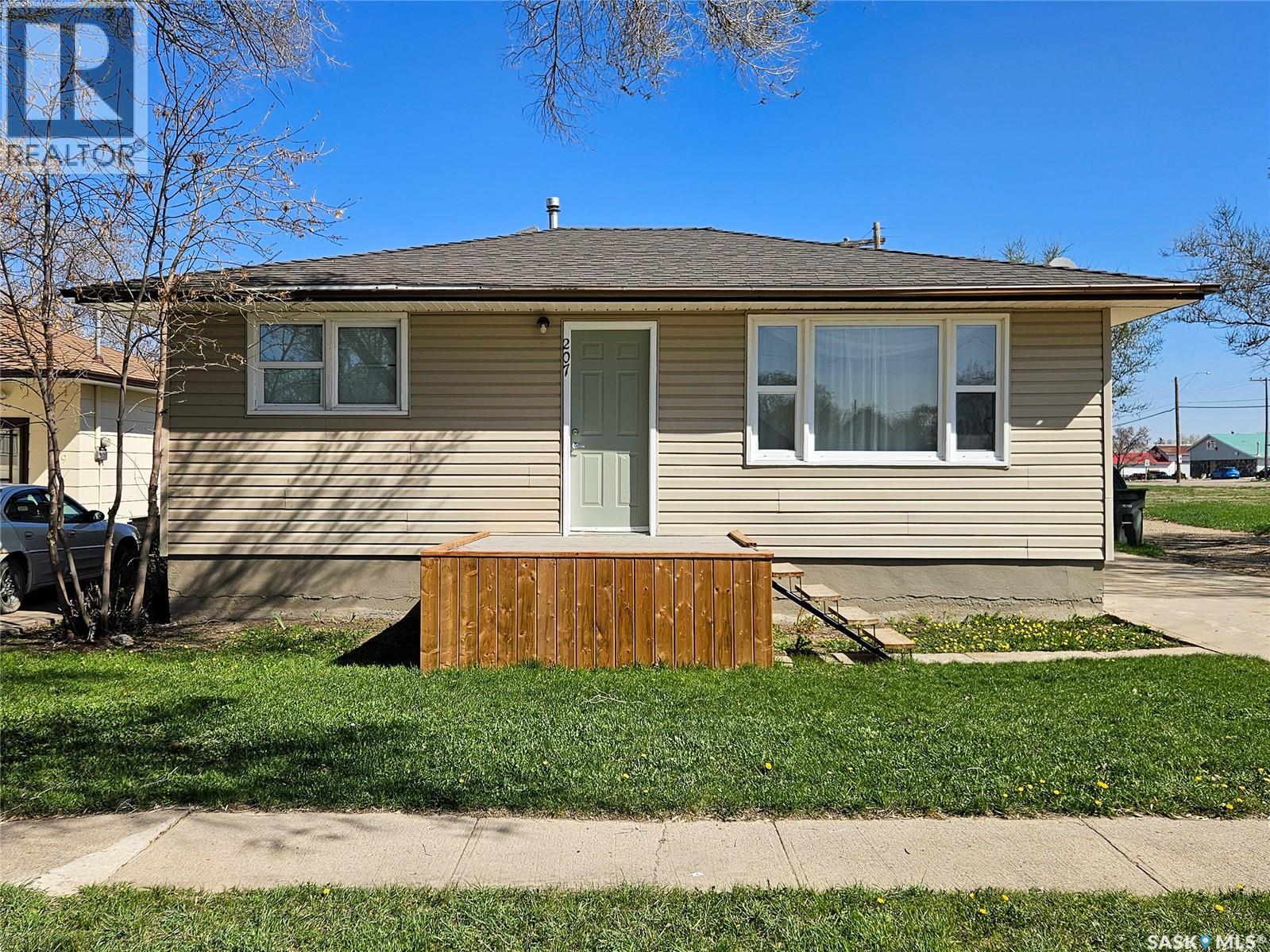 207 7th Avenue W, Rosetown, Saskatchewan  S0L 2V0 - Photo 2 - SK034700