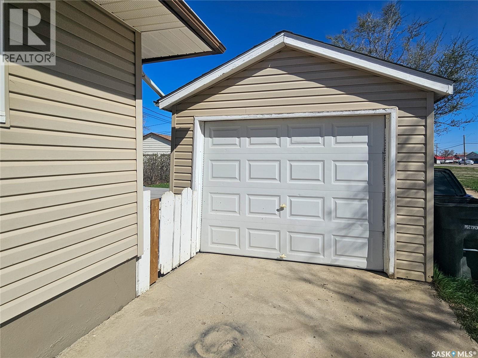 207 7th Avenue W, Rosetown, Saskatchewan  S0L 2V0 - Photo 4 - SK034700