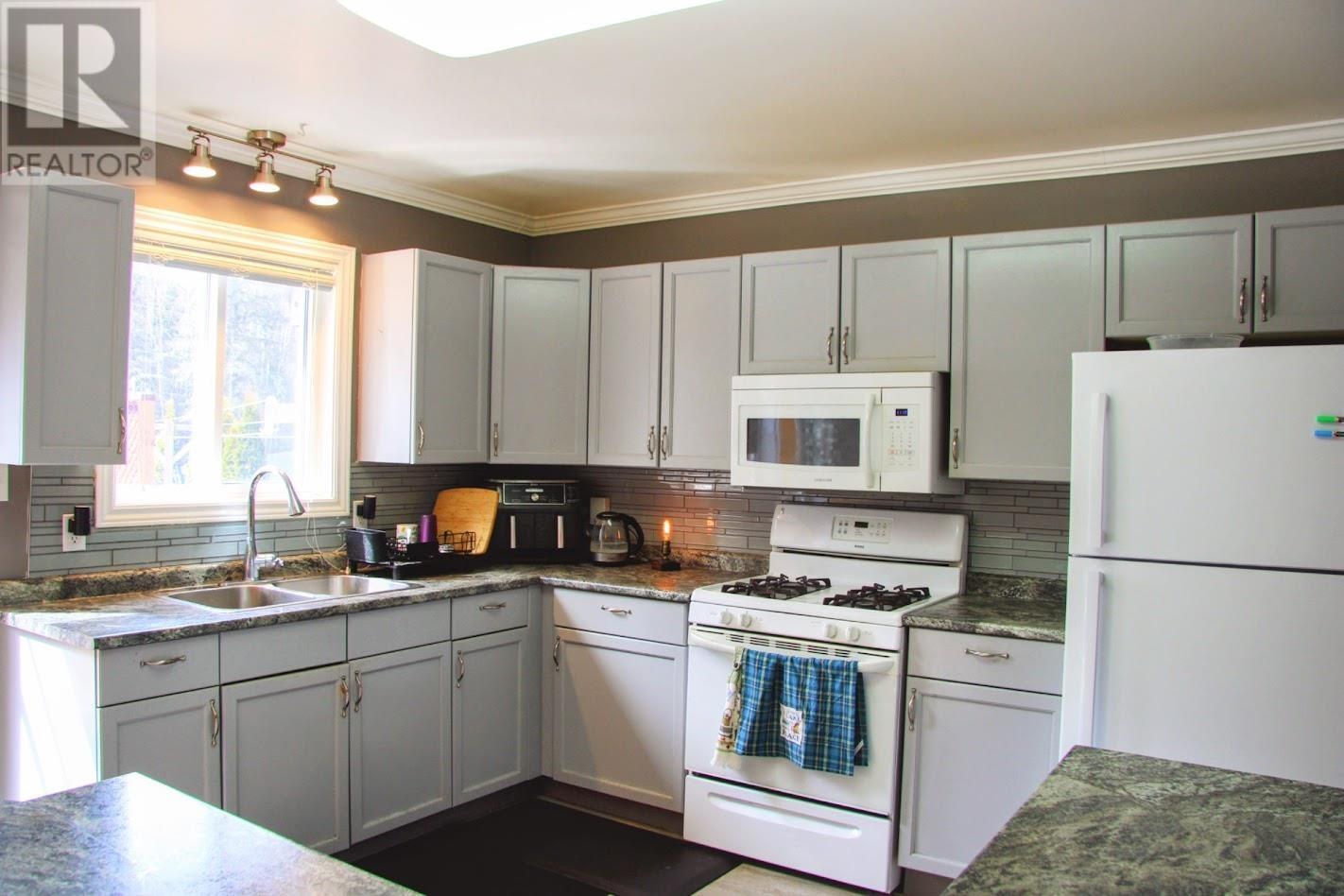 33 Radisson Cres, Marathon, Ontario  P0T 2E0 - Photo 3 - TB2600889