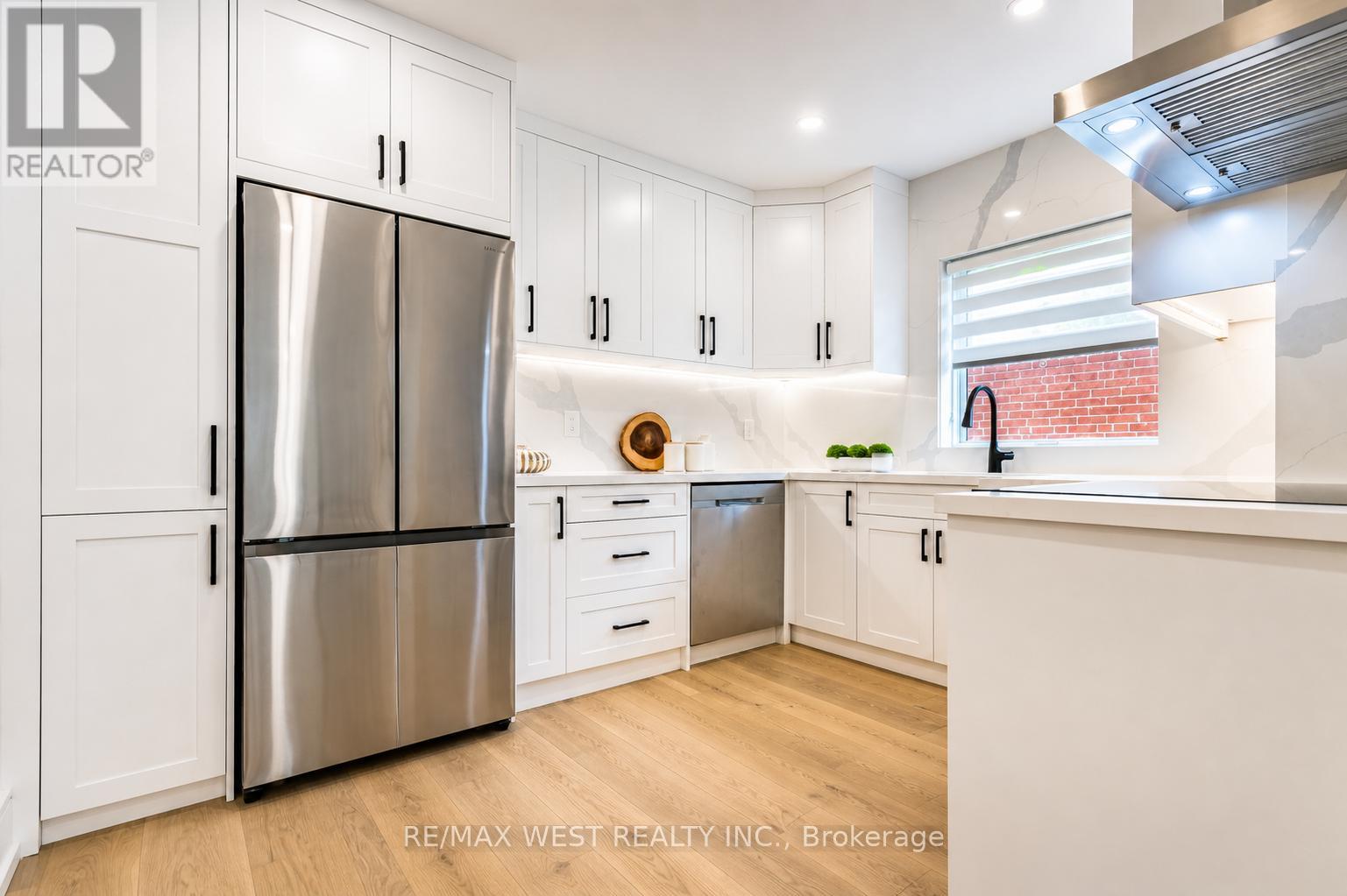 48 Lloyd Manor Road, Toronto, Ontario  M9B 5H7 - Photo 5 - W13077126
