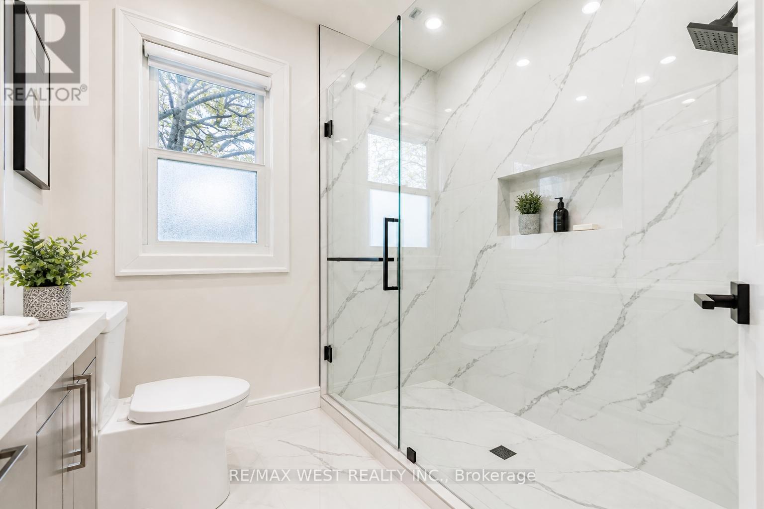 48 Lloyd Manor Road, Toronto, Ontario  M9B 5H7 - Photo 9 - W13077126