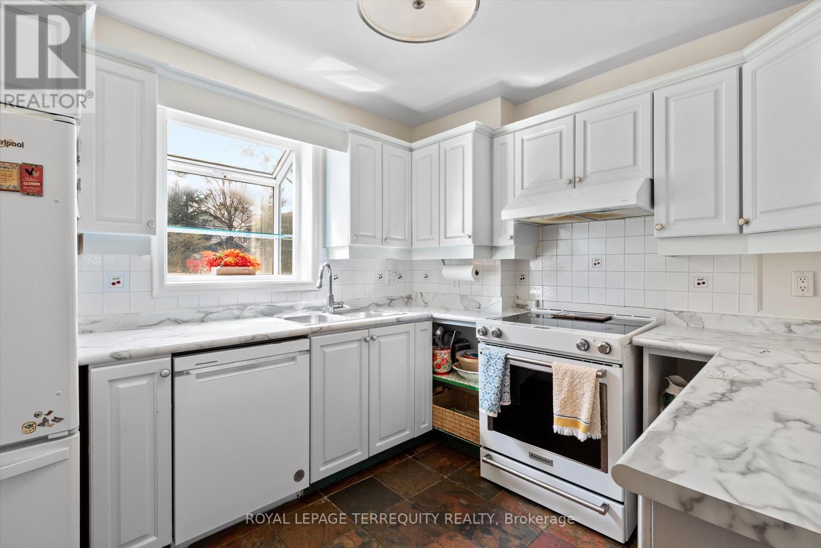 19 Bernice Avenue, Toronto, Ontario  M8Y 1Z5 - Photo 11 - W13077312