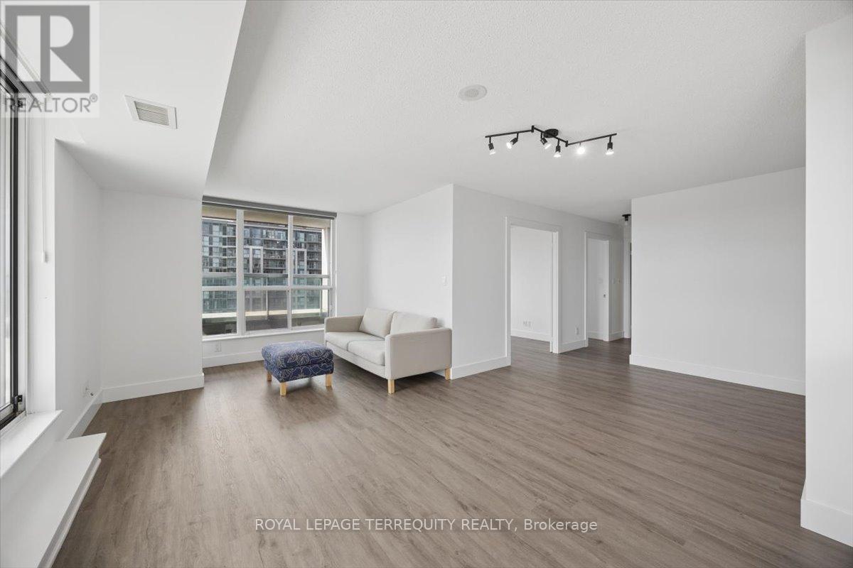 2212 - 335 Rathburn Road W, Mississauga, Ontario  L5B 0C8 - Photo 2 - W13077406