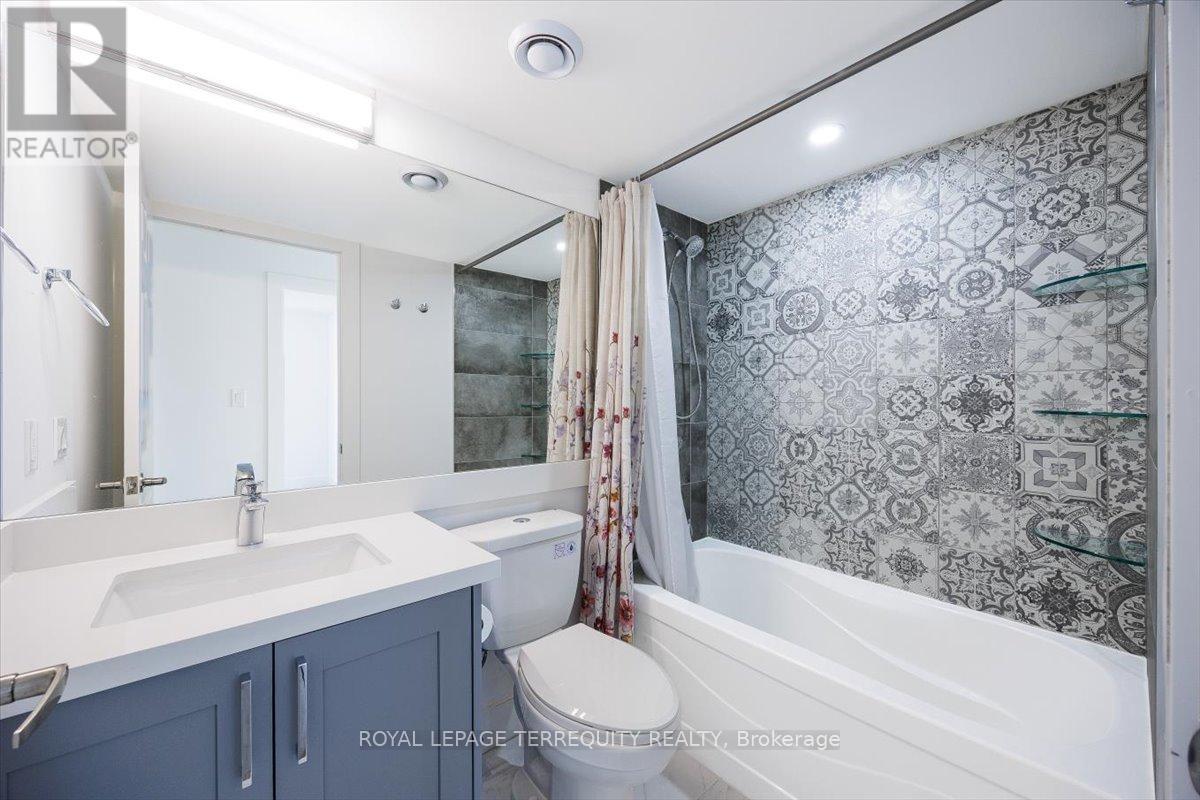 2212 - 335 Rathburn Road W, Mississauga, Ontario  L5B 0C8 - Photo 8 - W13077406