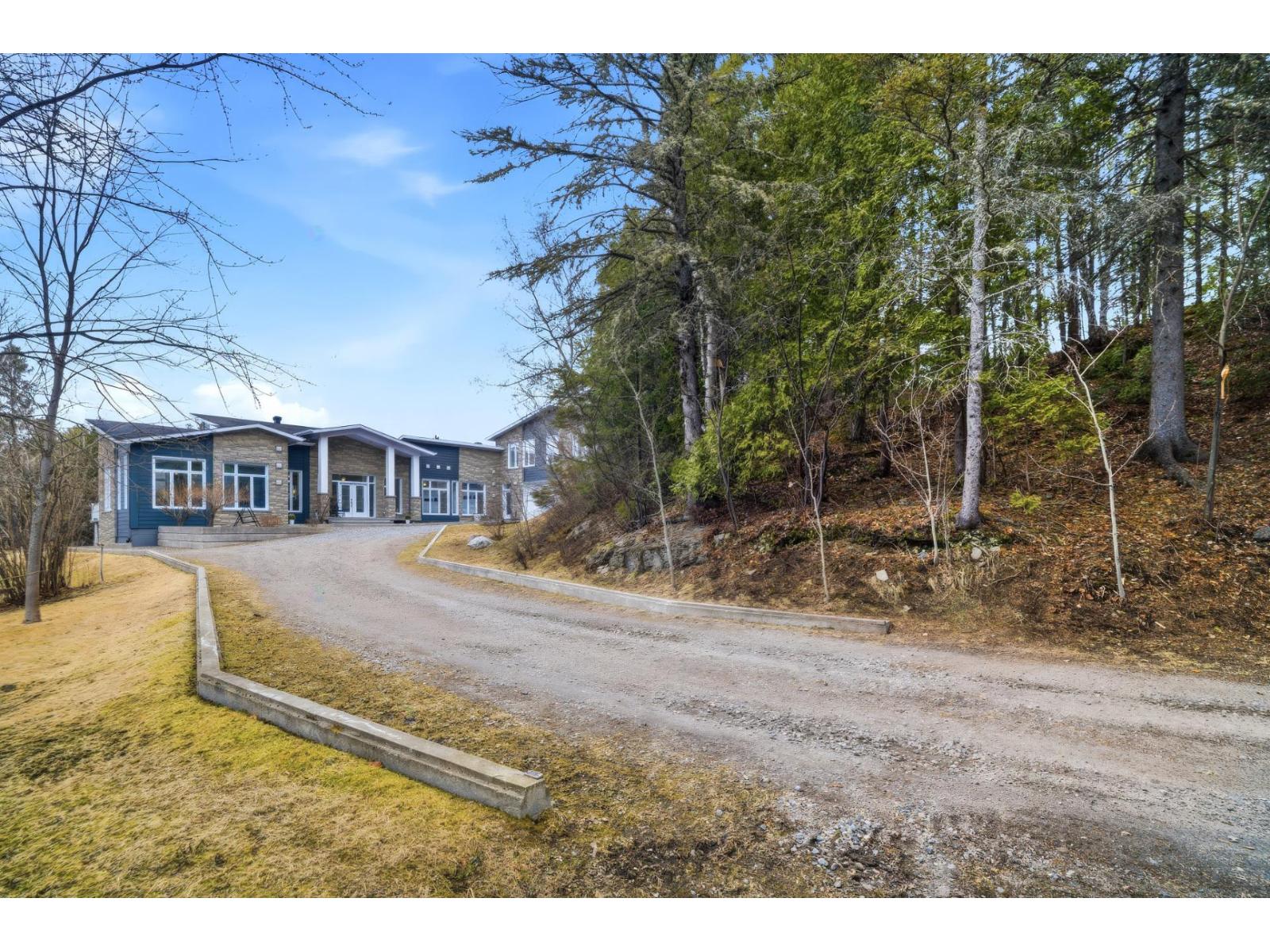 3360 Rue St-Dominique Saguenay (Jonquière) Quebec Canada G8A2M3 3