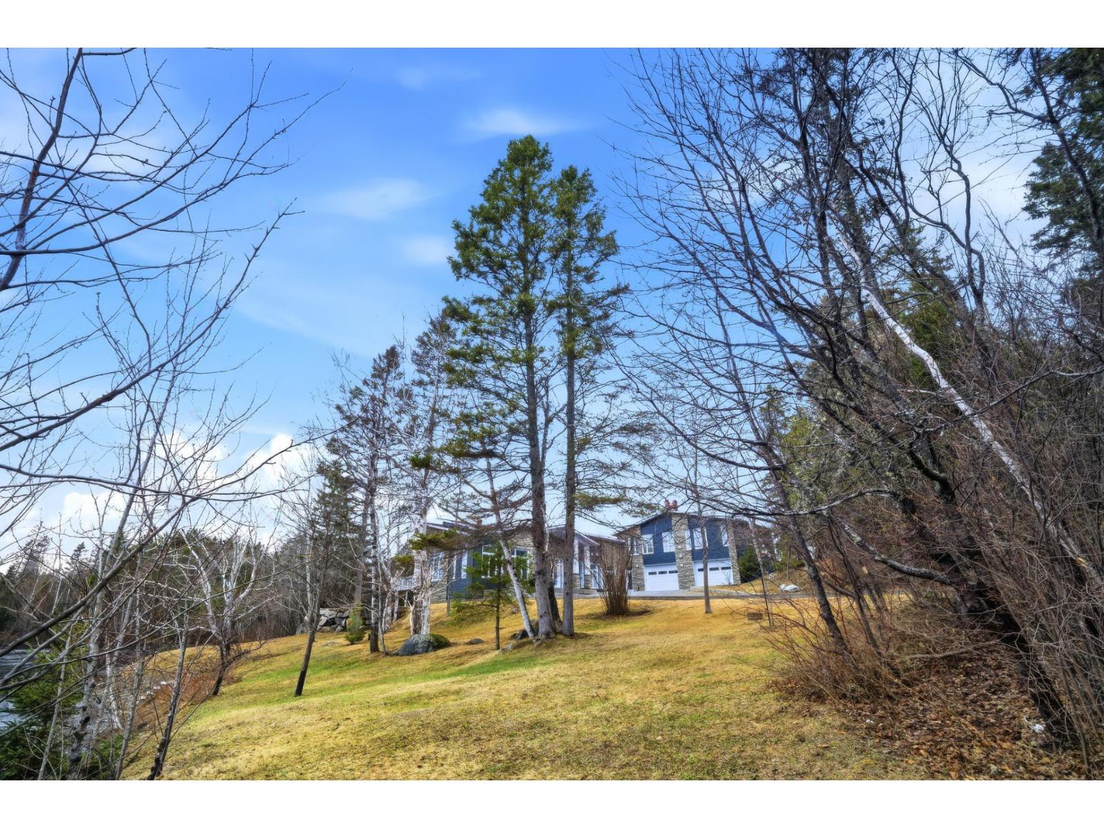 3360 Rue St-Dominique Saguenay (Jonquière) Quebec Canada G8A2M3 4