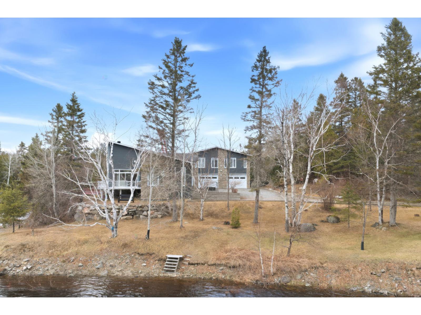3360 Rue St-Dominique Saguenay (Jonquière) Quebec Canada G8A2M3 5