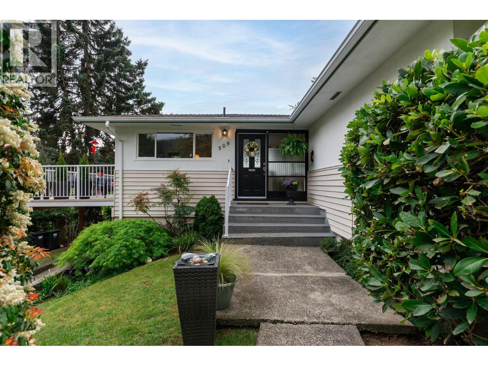 509 Granada Crescent, North Vancouver, British Columbia  V7N 3A7 - Photo 2 - R3118740