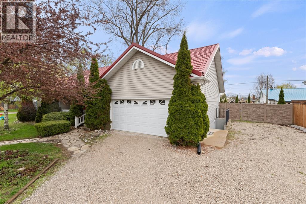 1970 Orchard Avenue, Sarnia, Ontario  N0N 1C0 - Photo 3 - 26009309