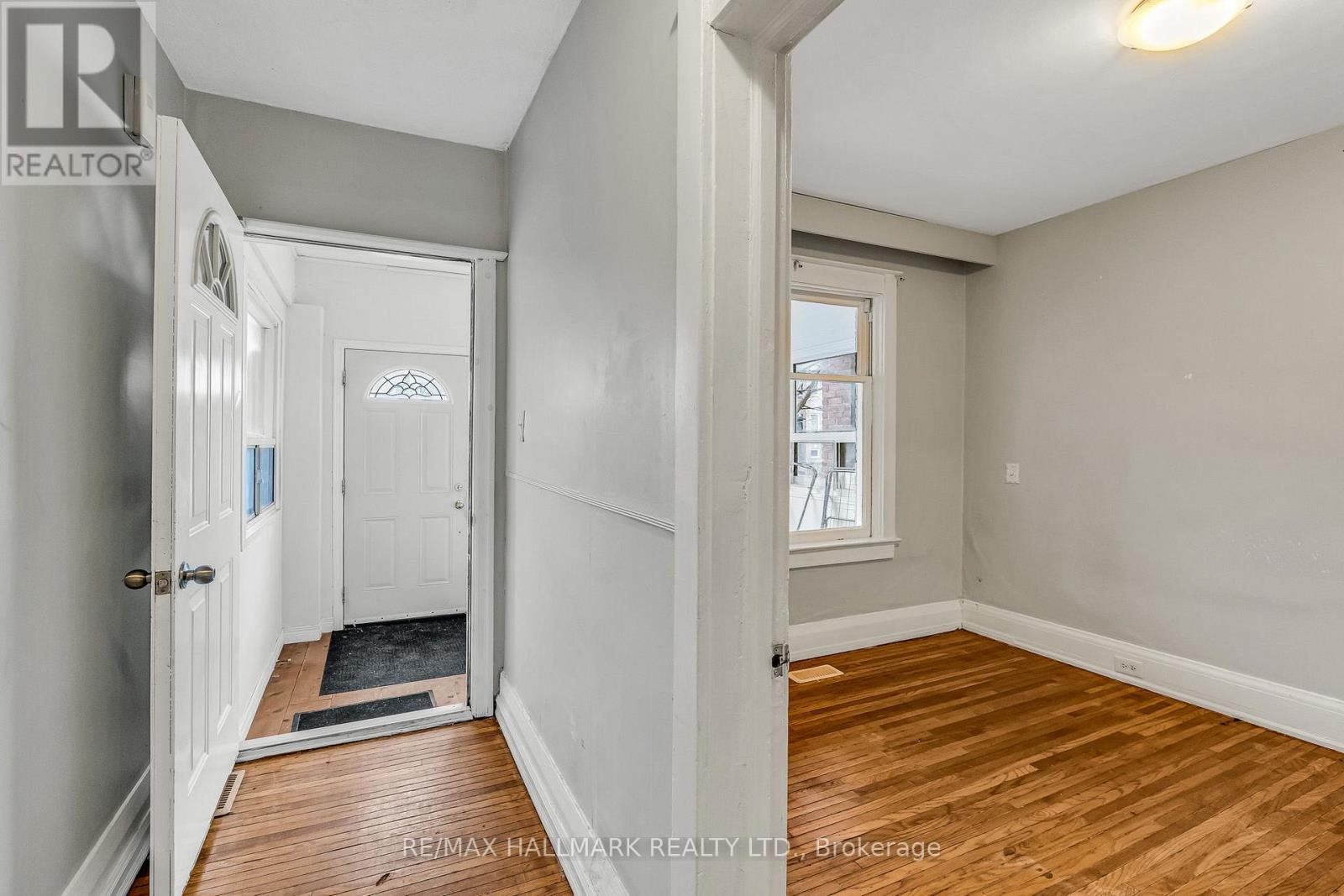 20 Kelvin Avenue, Toronto, Ontario  M4C 5C8 - Photo 4 - E13077908
