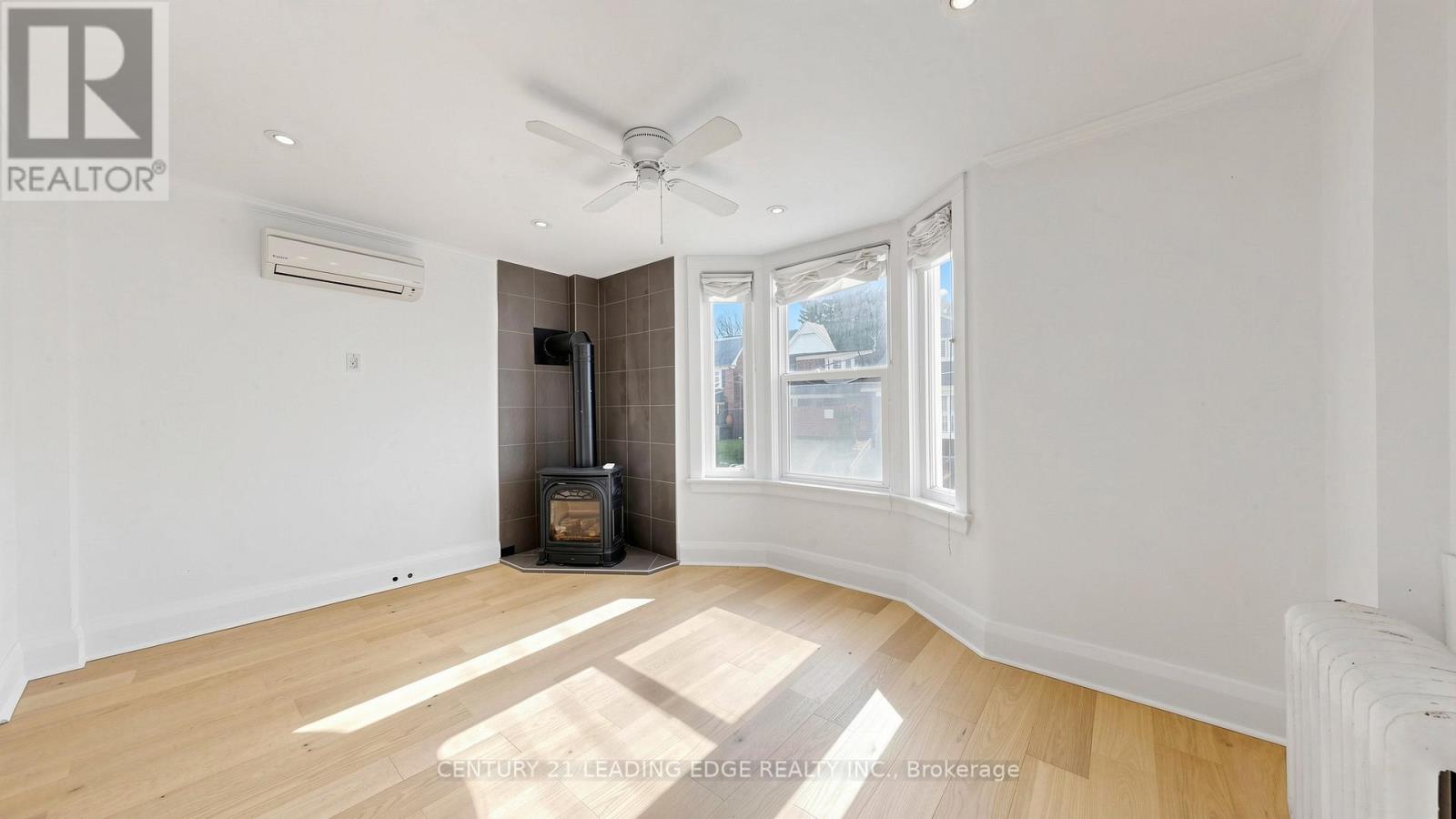 679 Woodbine Avenue, Toronto, Ontario  M4E 2J3 - Photo 10 - E13077972