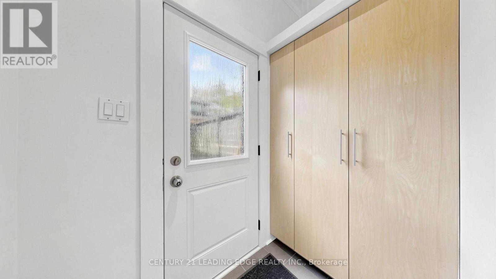 679 Woodbine Avenue, Toronto, Ontario  M4E 2J3 - Photo 5 - E13077972