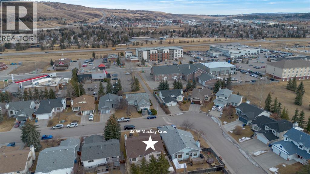 32 West Mackay Crescent, Cochrane, Alberta  T4C 1J9 - Photo 36 - A2285019