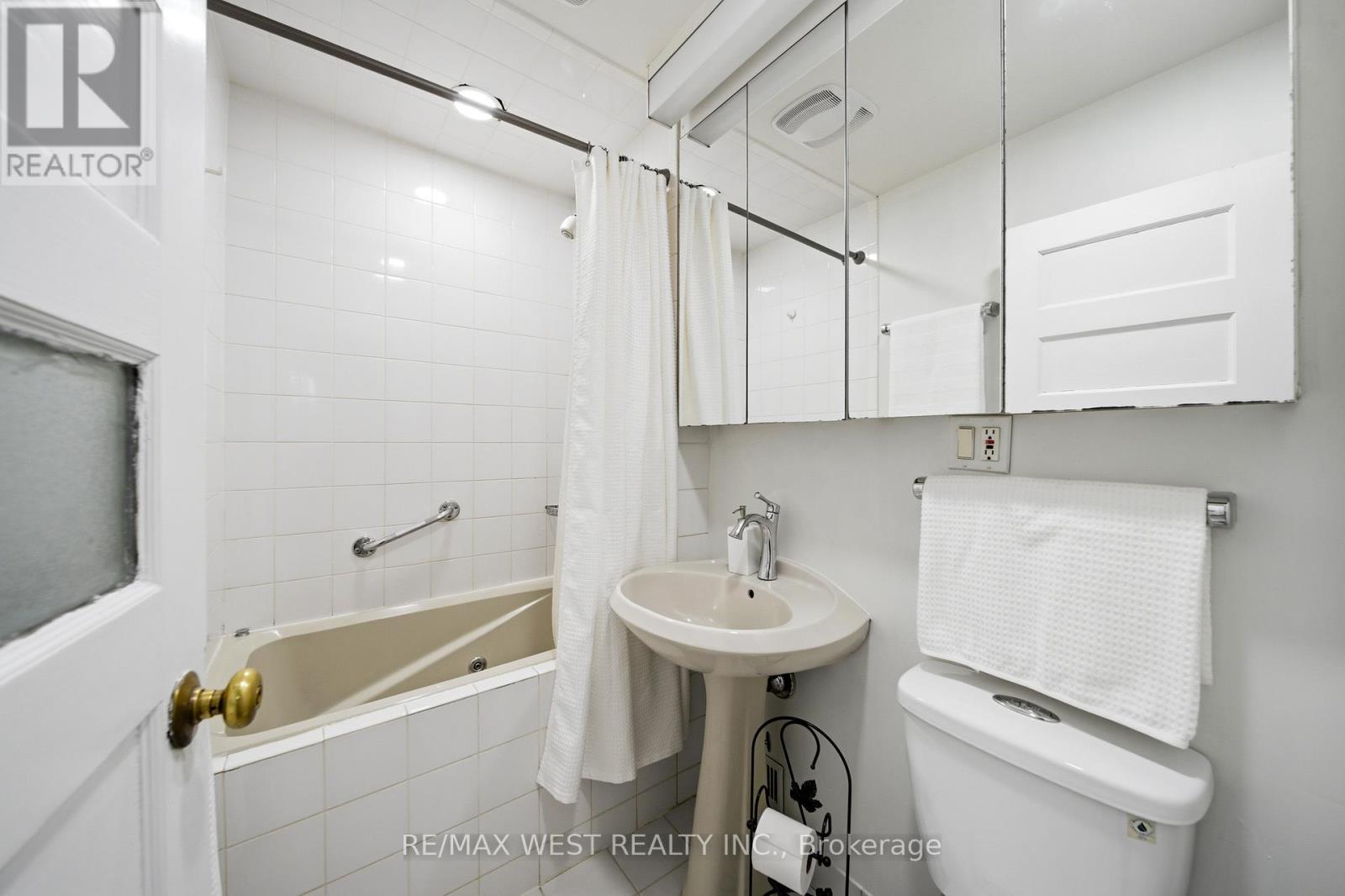 201 Gilmour Avenue, Toronto, Ontario  M6P 3B2 - Photo 13 - W13077854