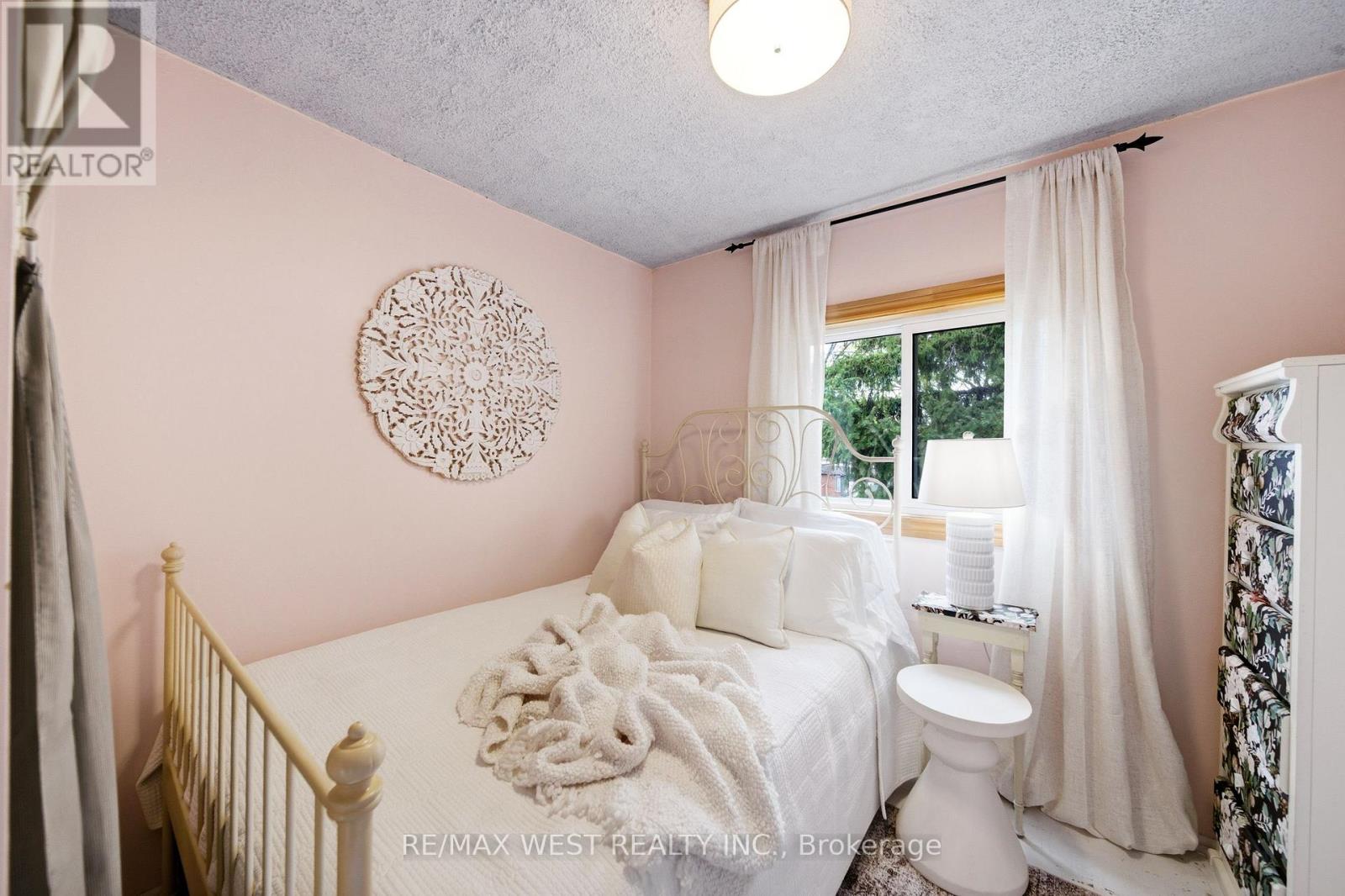 201 Gilmour Avenue, Toronto, Ontario  M6P 3B2 - Photo 19 - W13077854