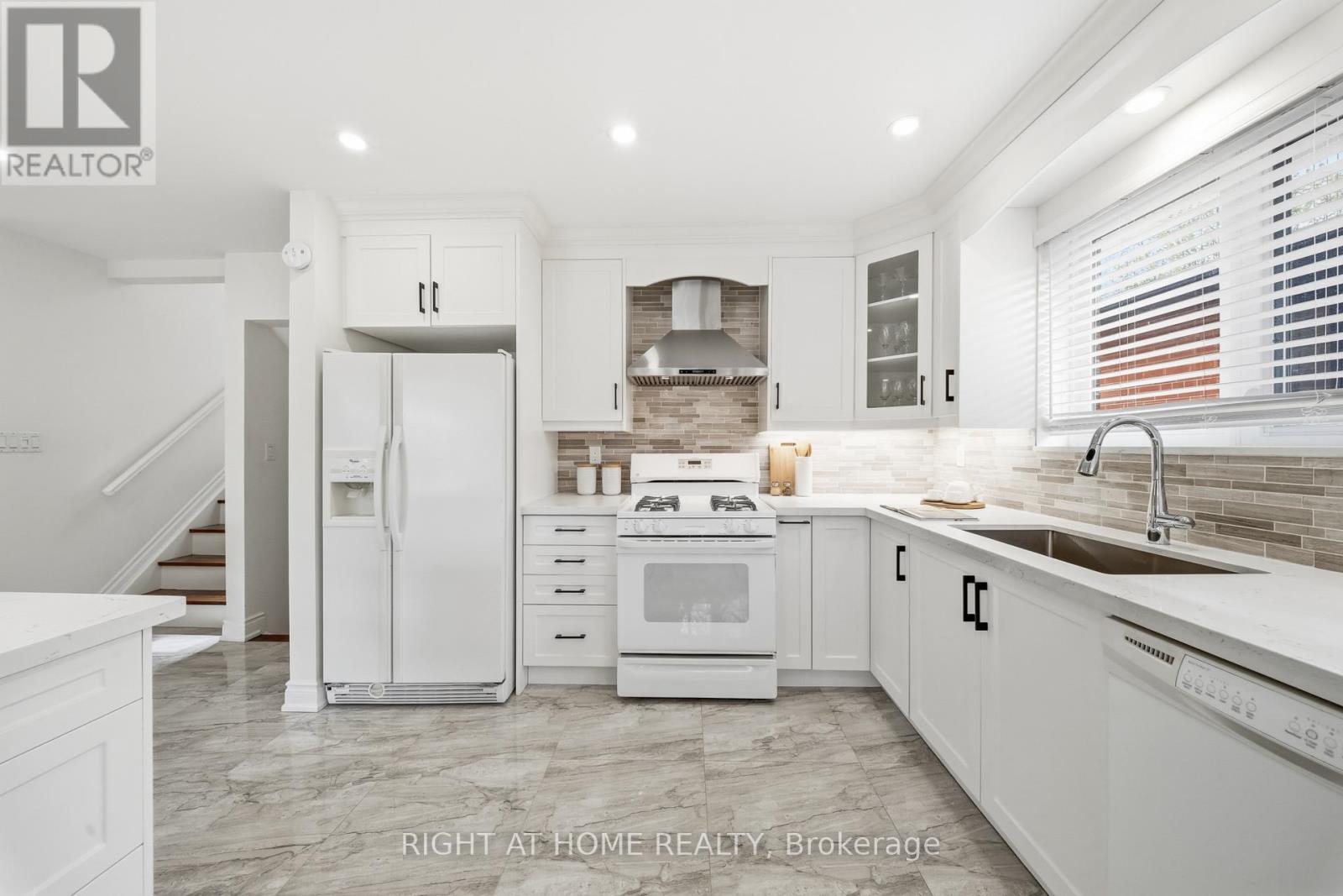 11 Farley Crescent, Toronto, Ontario  M9R 2A5 - Photo 13 - W13077882