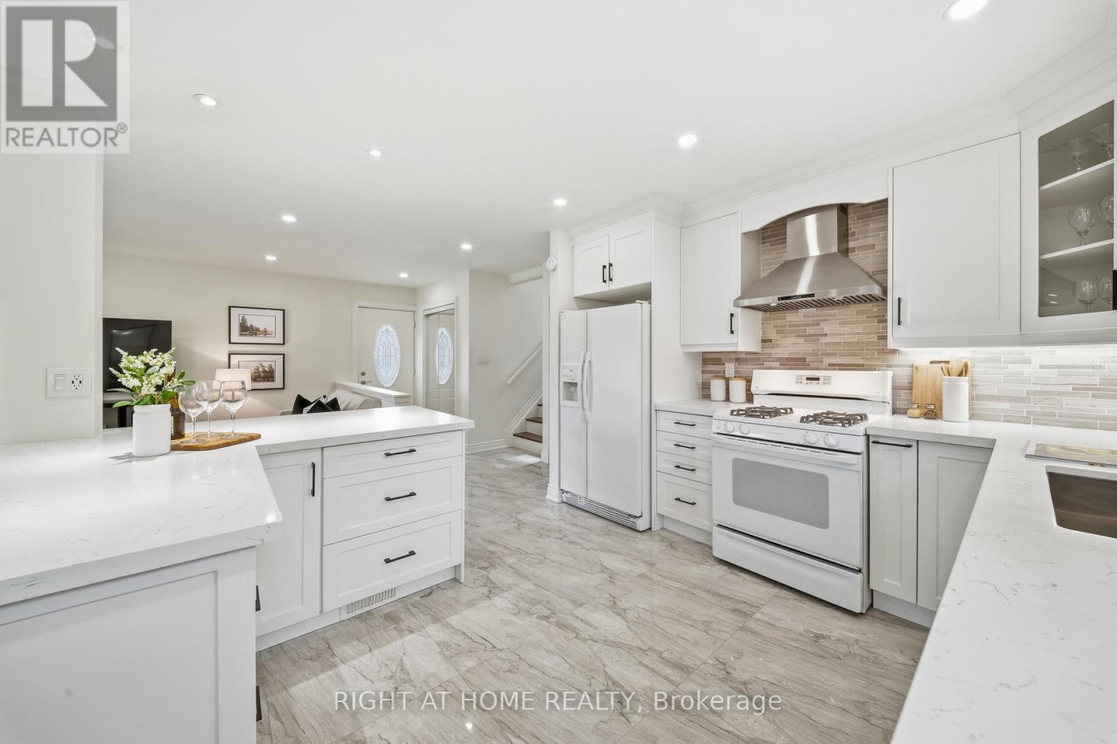11 Farley Crescent, Toronto, Ontario  M9R 2A5 - Photo 14 - W13077882
