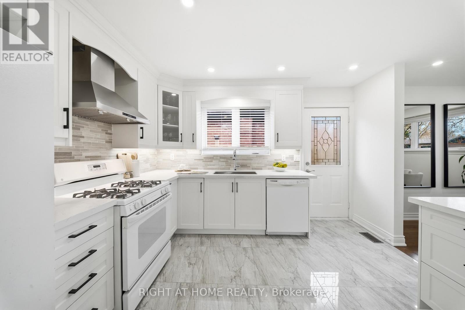 11 Farley Crescent, Toronto, Ontario  M9R 2A5 - Photo 15 - W13077882