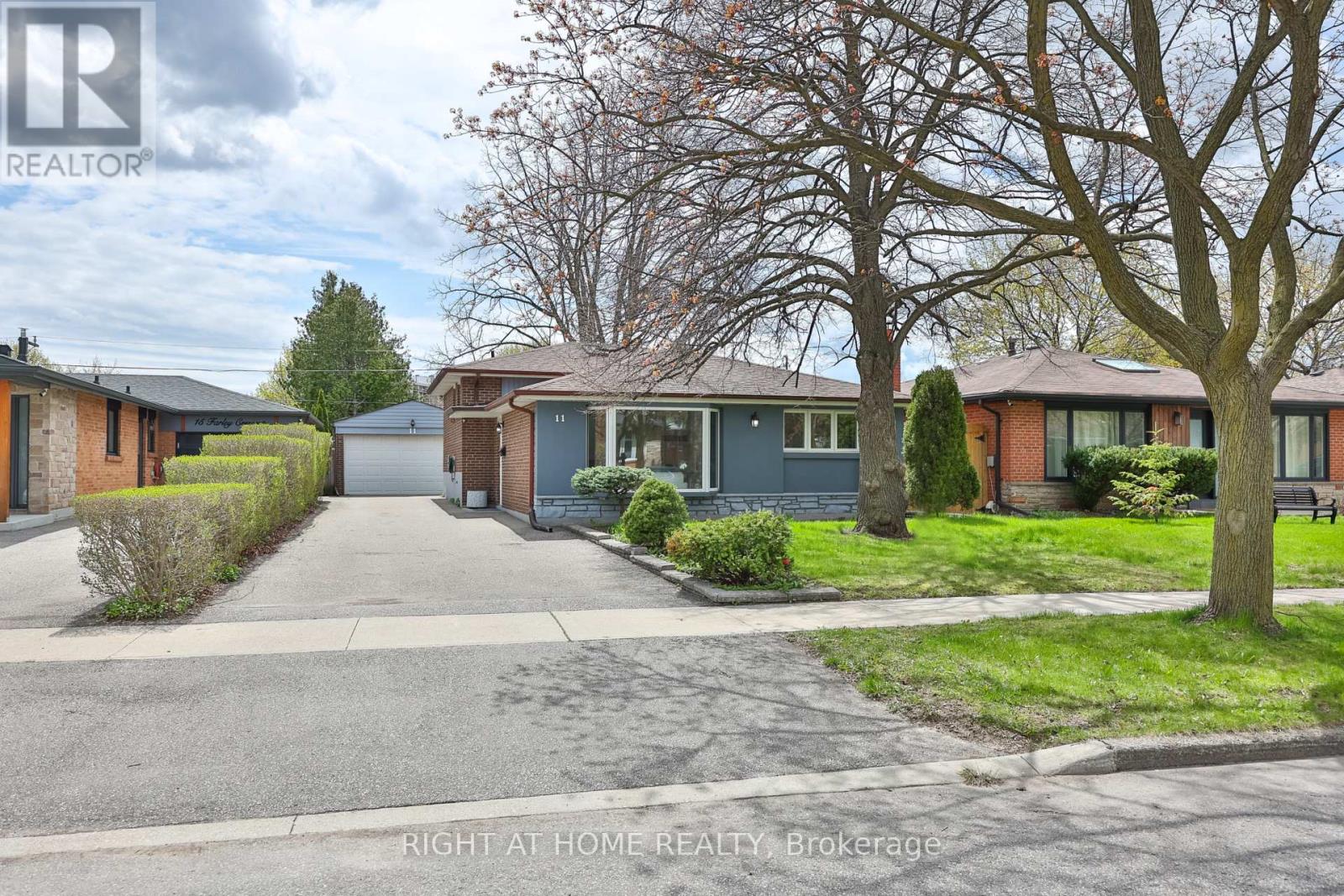 11 Farley Crescent, Toronto, Ontario  M9R 2A5 - Photo 2 - W13077882