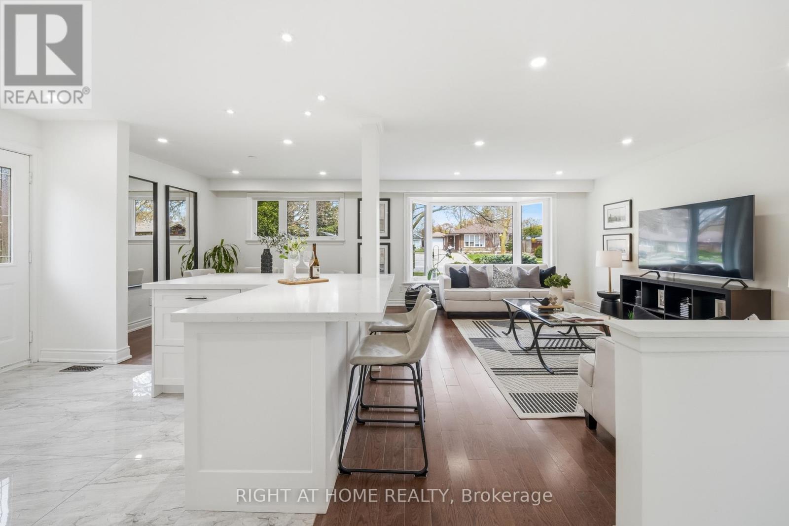 11 Farley Crescent, Toronto, Ontario  M9R 2A5 - Photo 4 - W13077882