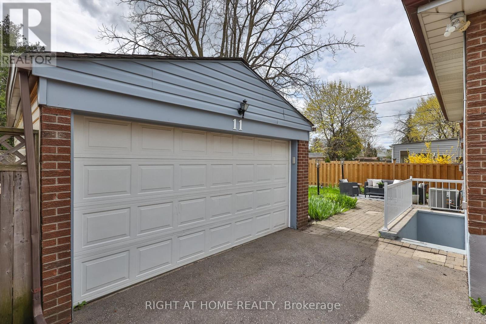 11 Farley Crescent, Toronto, Ontario  M9R 2A5 - Photo 41 - W13077882