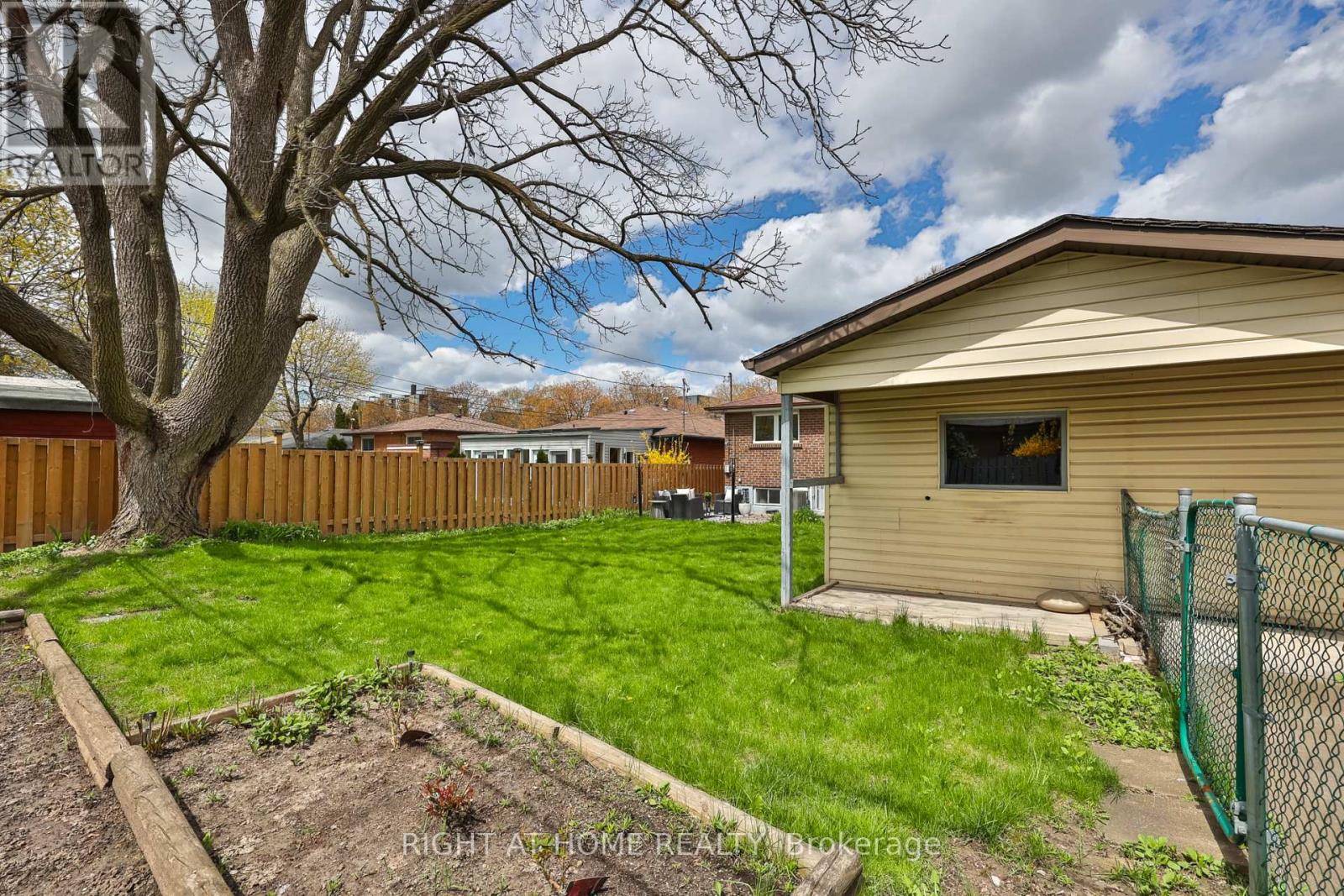 11 Farley Crescent, Toronto, Ontario  M9R 2A5 - Photo 45 - W13077882