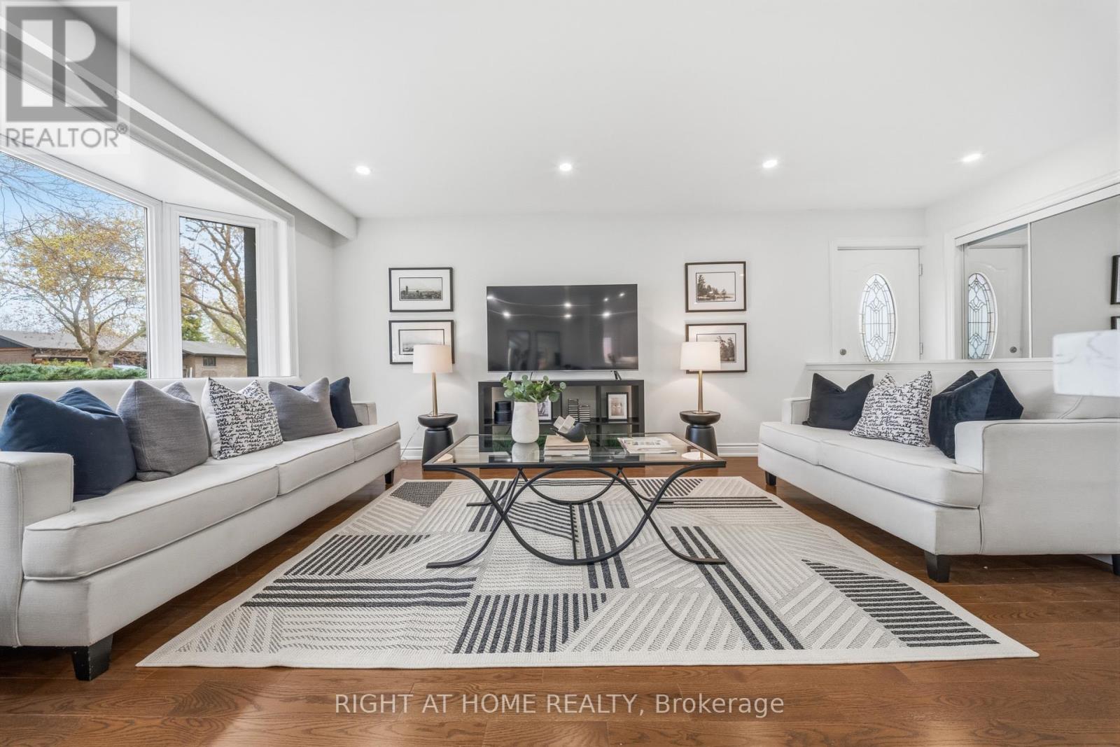 11 Farley Crescent, Toronto, Ontario  M9R 2A5 - Photo 6 - W13077882