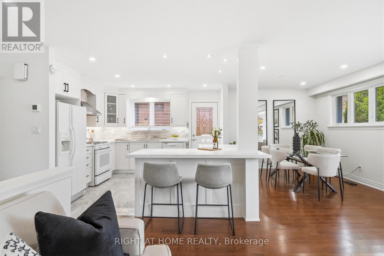 11 Farley Crescent, Toronto, Ontario  M9R 2A5 - Photo 9 - W13077882