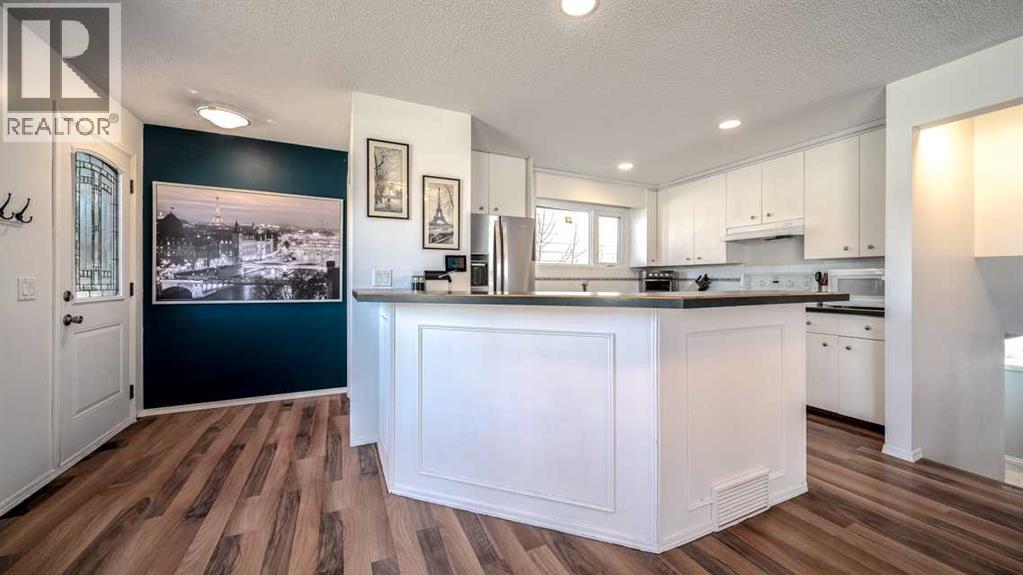 888 Mckenzie Drive Se, Calgary, Alberta  T2Z 1Z1 - Photo 3 - A2306494