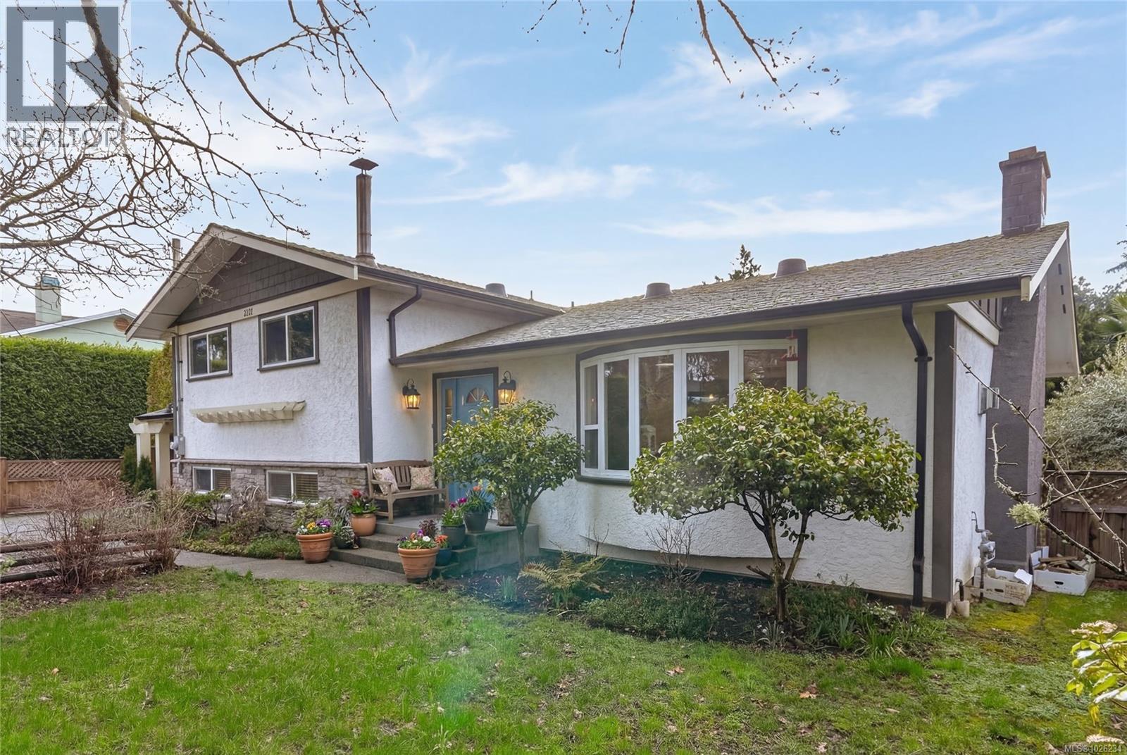 1117 Clarke Rd, Central Saanich, British Columbia  V8M 1E2 - Photo 1 - 1026234