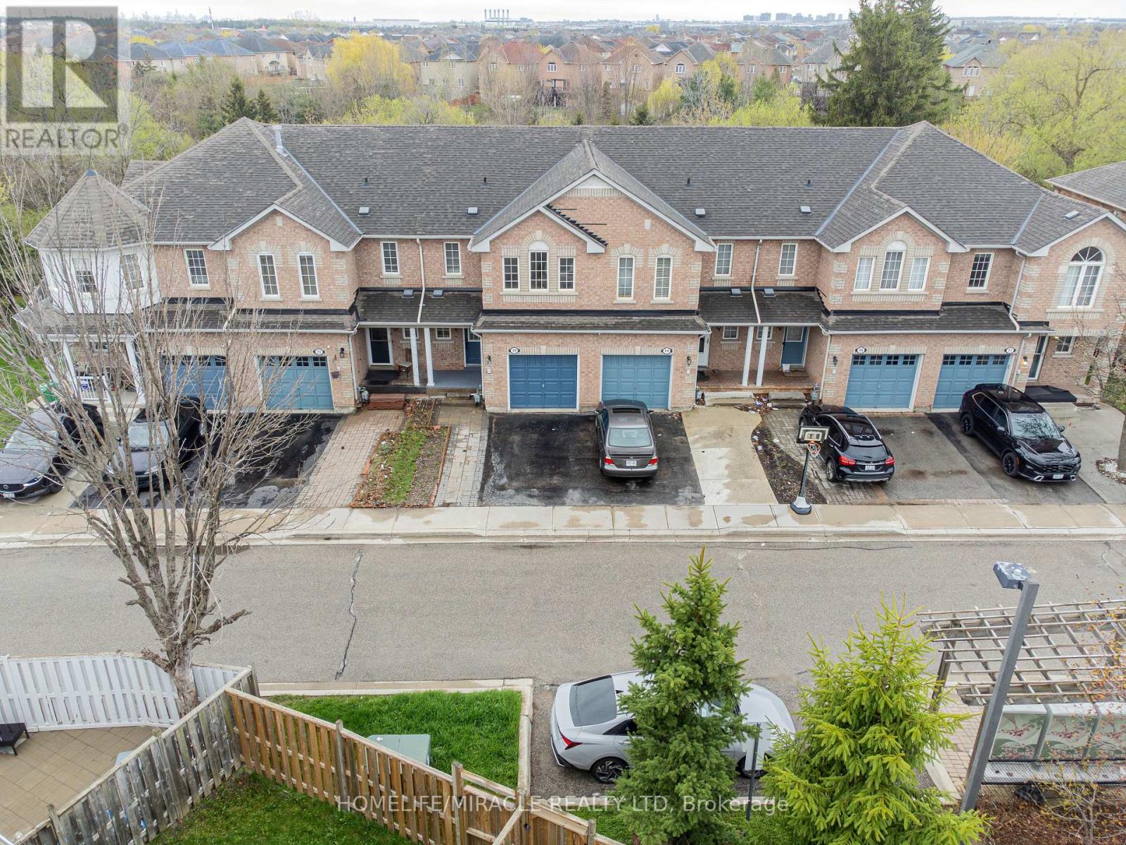 20 - 21 Eastview Gate, Brampton, Ontario  L6P 1P6 - Photo 1 - W13078106